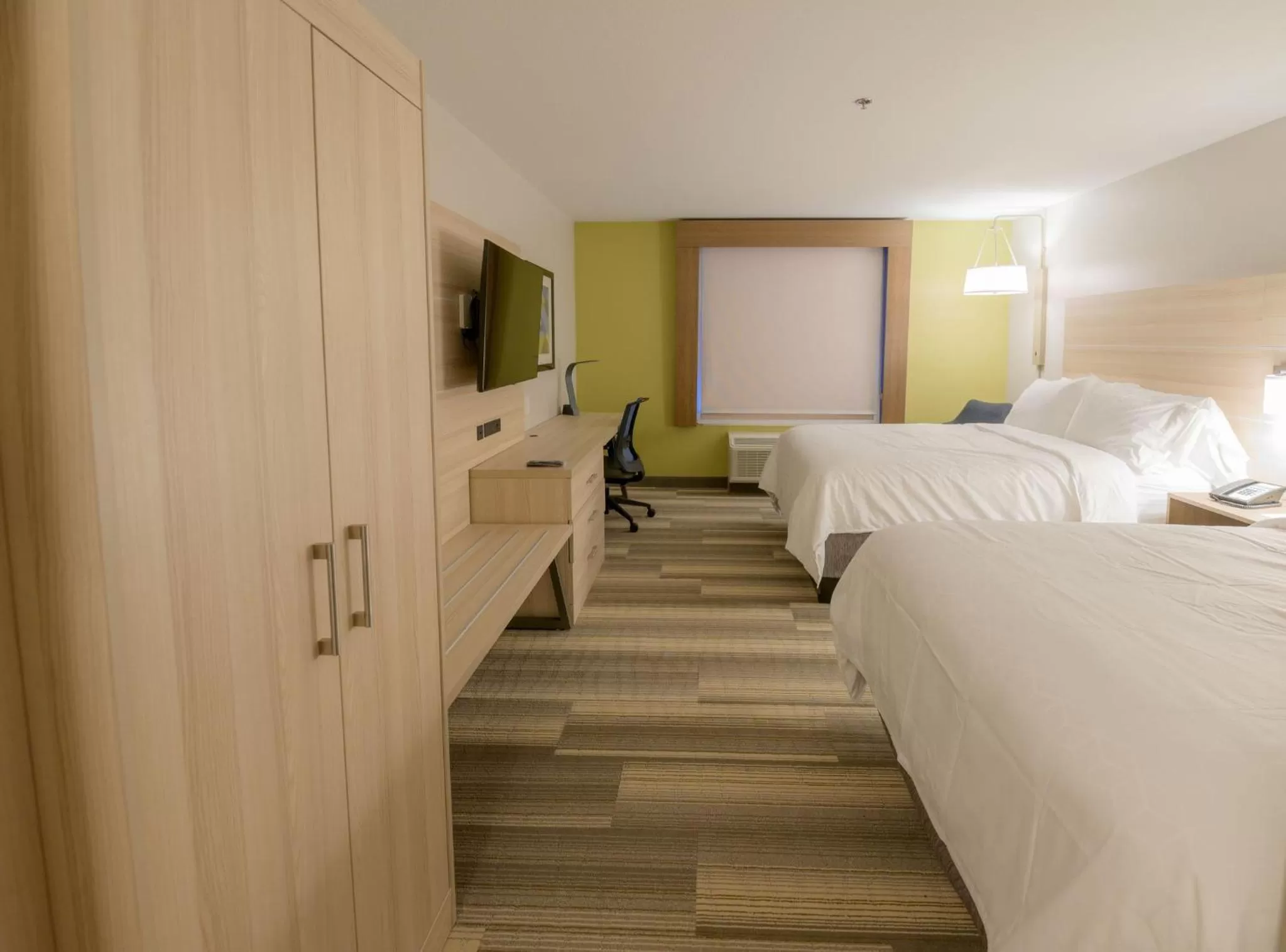 Photo of the whole room, Bed in Holiday Inn Express & Suites Dayton East - Beavercreek by IHG