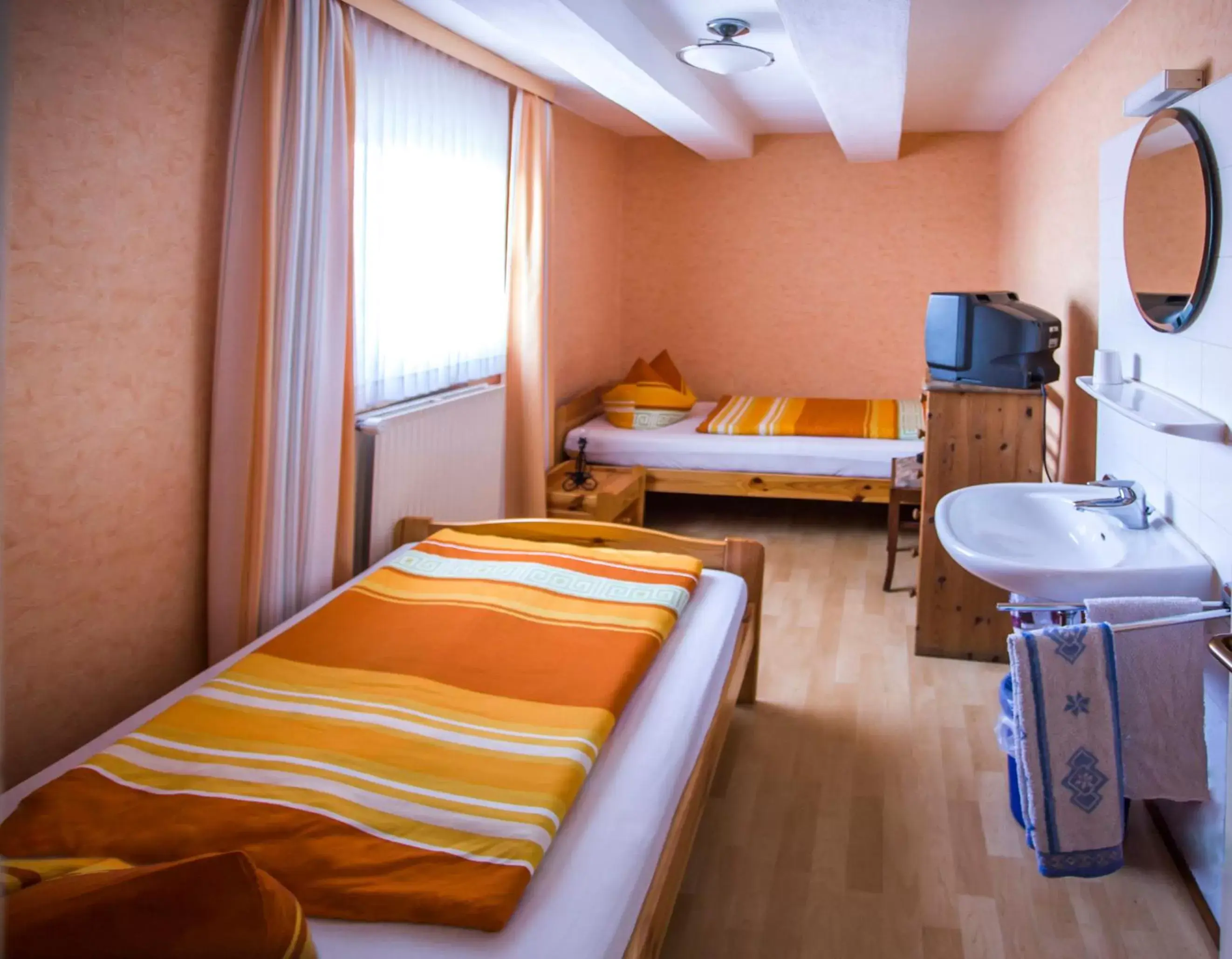 Twin Room with Shared Bathroom - single occupancy in Lindenschänke Twin Room with Shared Bathroom - single occupancy in Lindenschänke