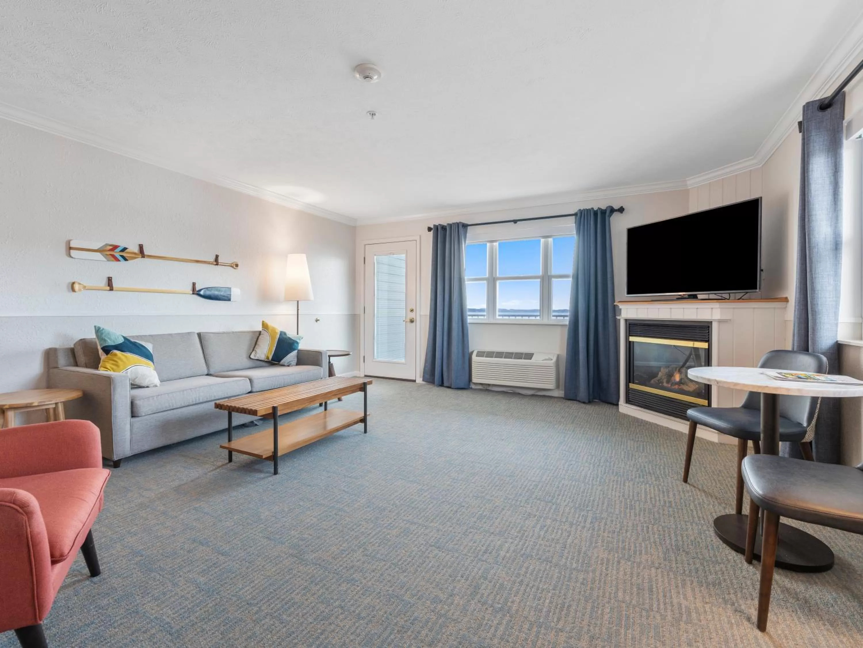 Living room, Bed in Cherry Tree Inn & Suites