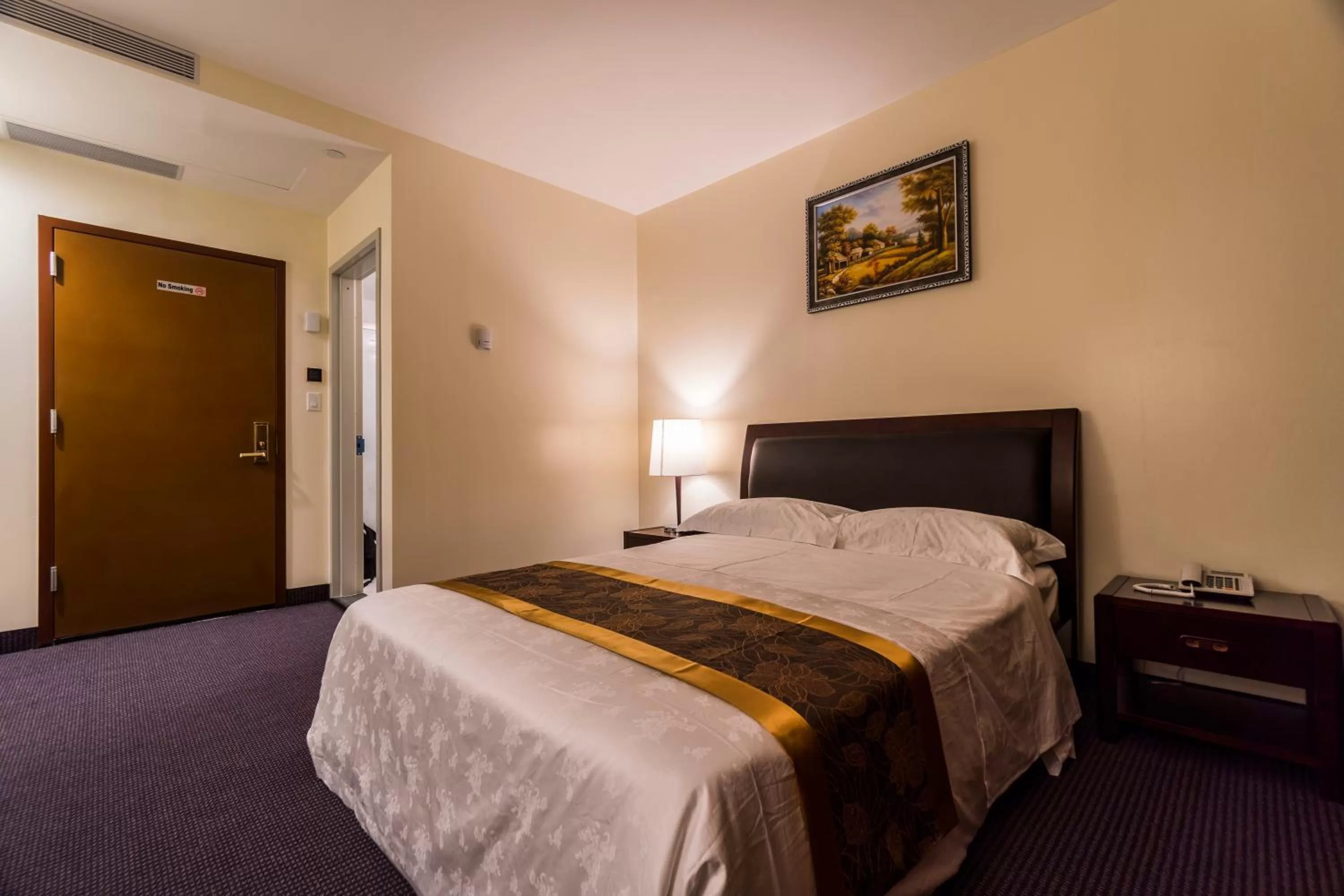 Photo of the whole room, Bed in John Hotel