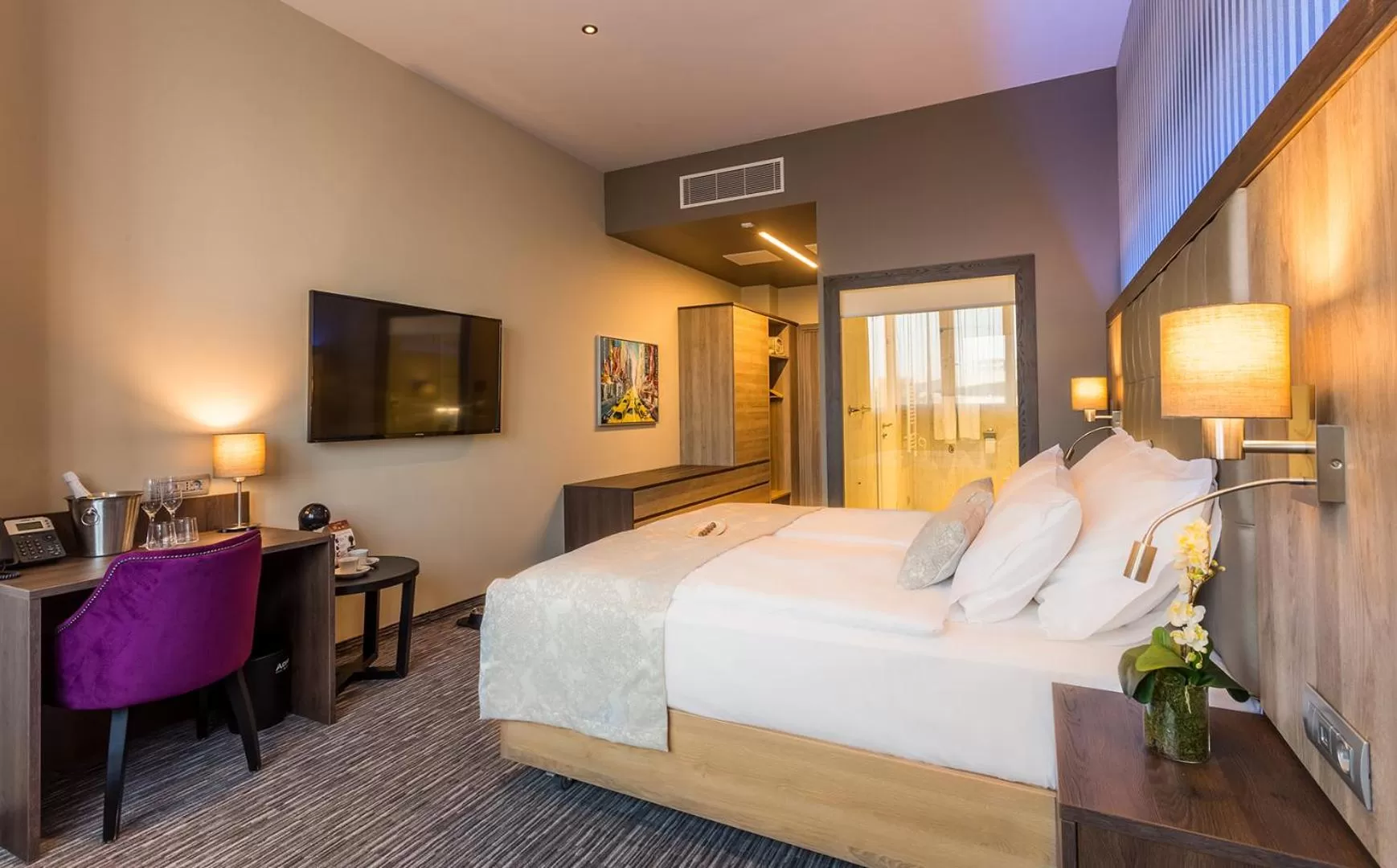 Shower, Bed in Admiral Hotel