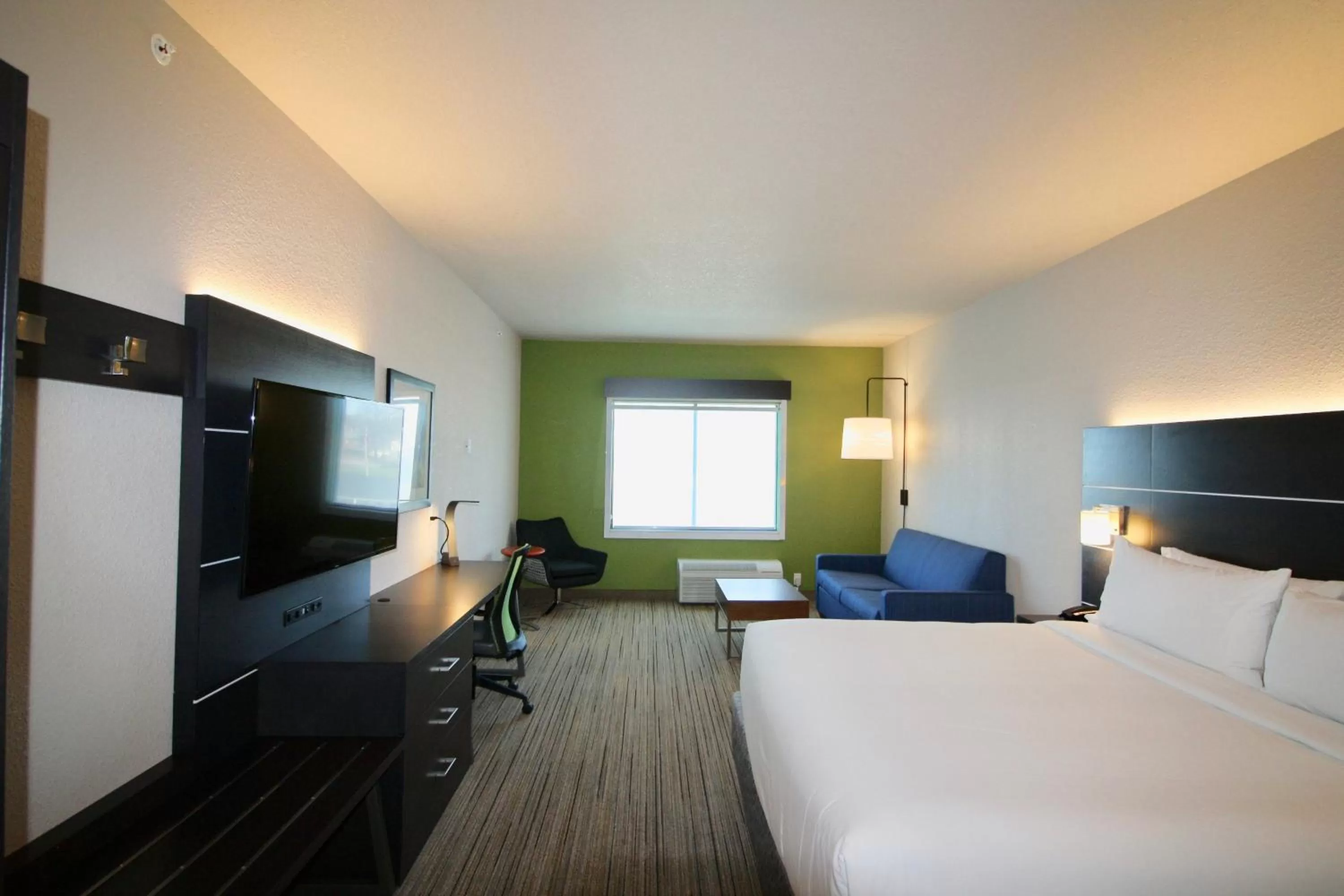 Photo of the whole room, Bed in Holiday Inn Express & Suites - Kirksville - University Area by IHG