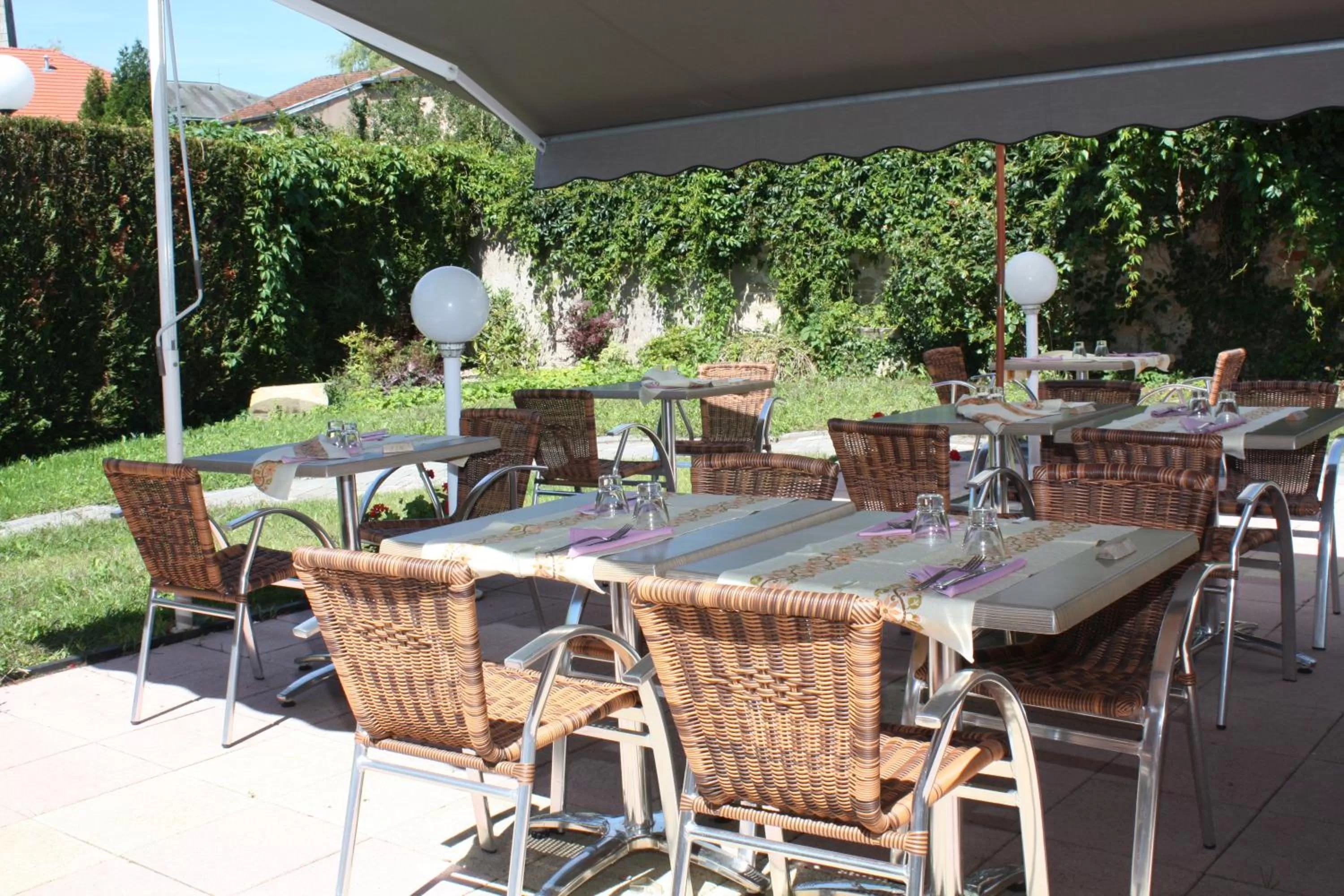 Garden in Logis Hôtel- Restaurant La Renaissance