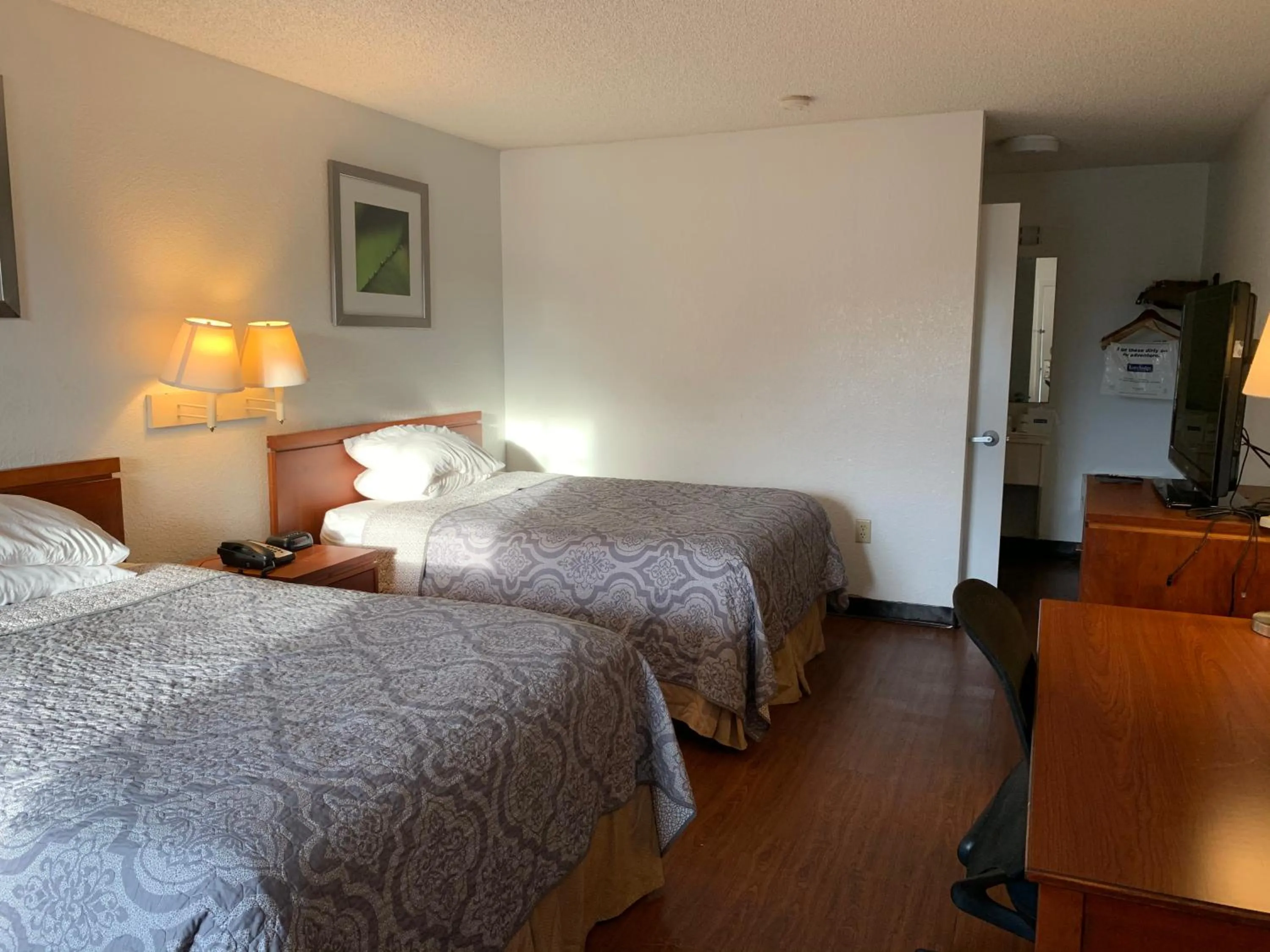 Bed in Travelodge Suites by Wyndham MacClenny I-10