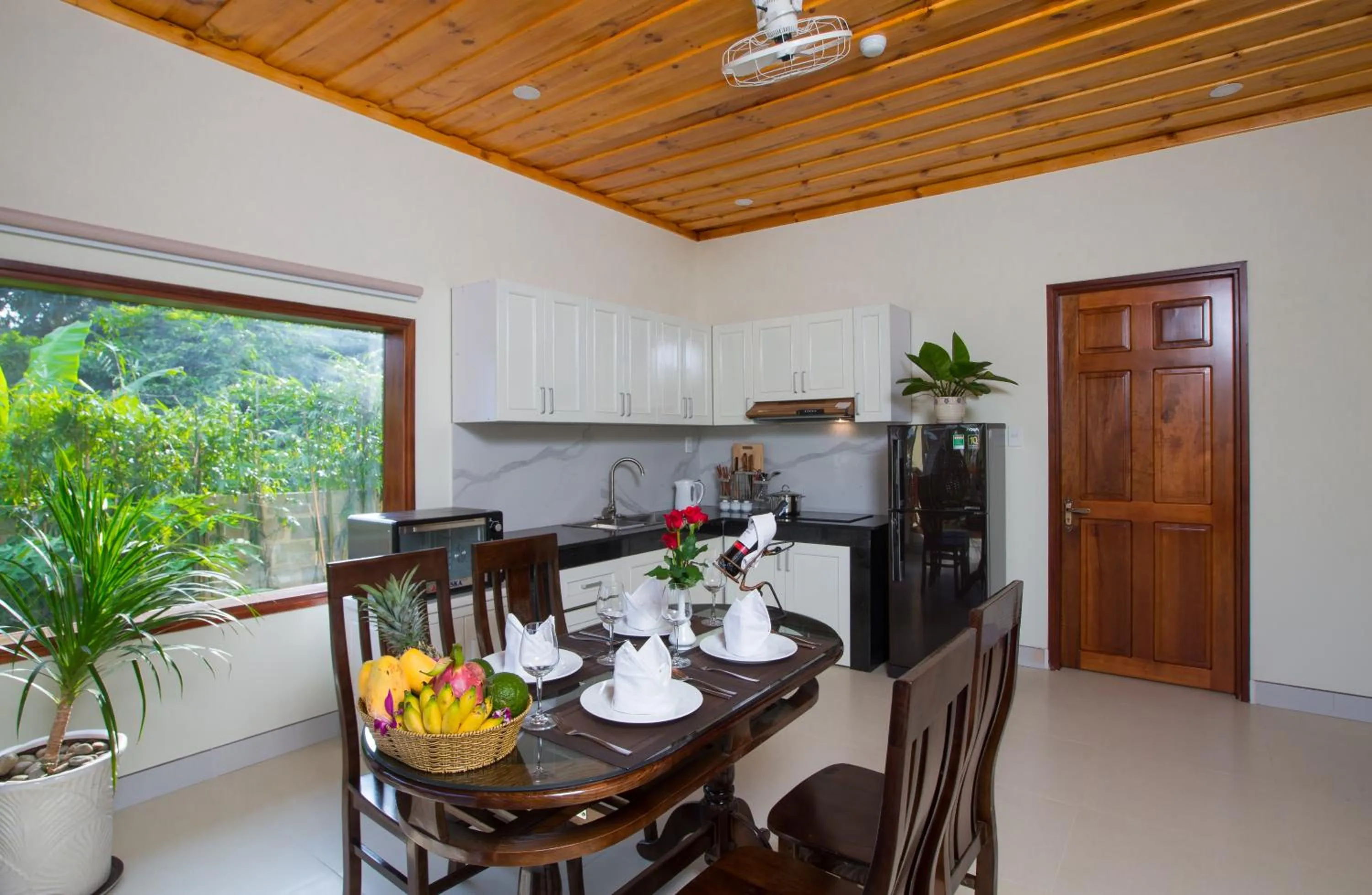Kitchen or kitchenette in Elwood Premier Resort Phu Quoc