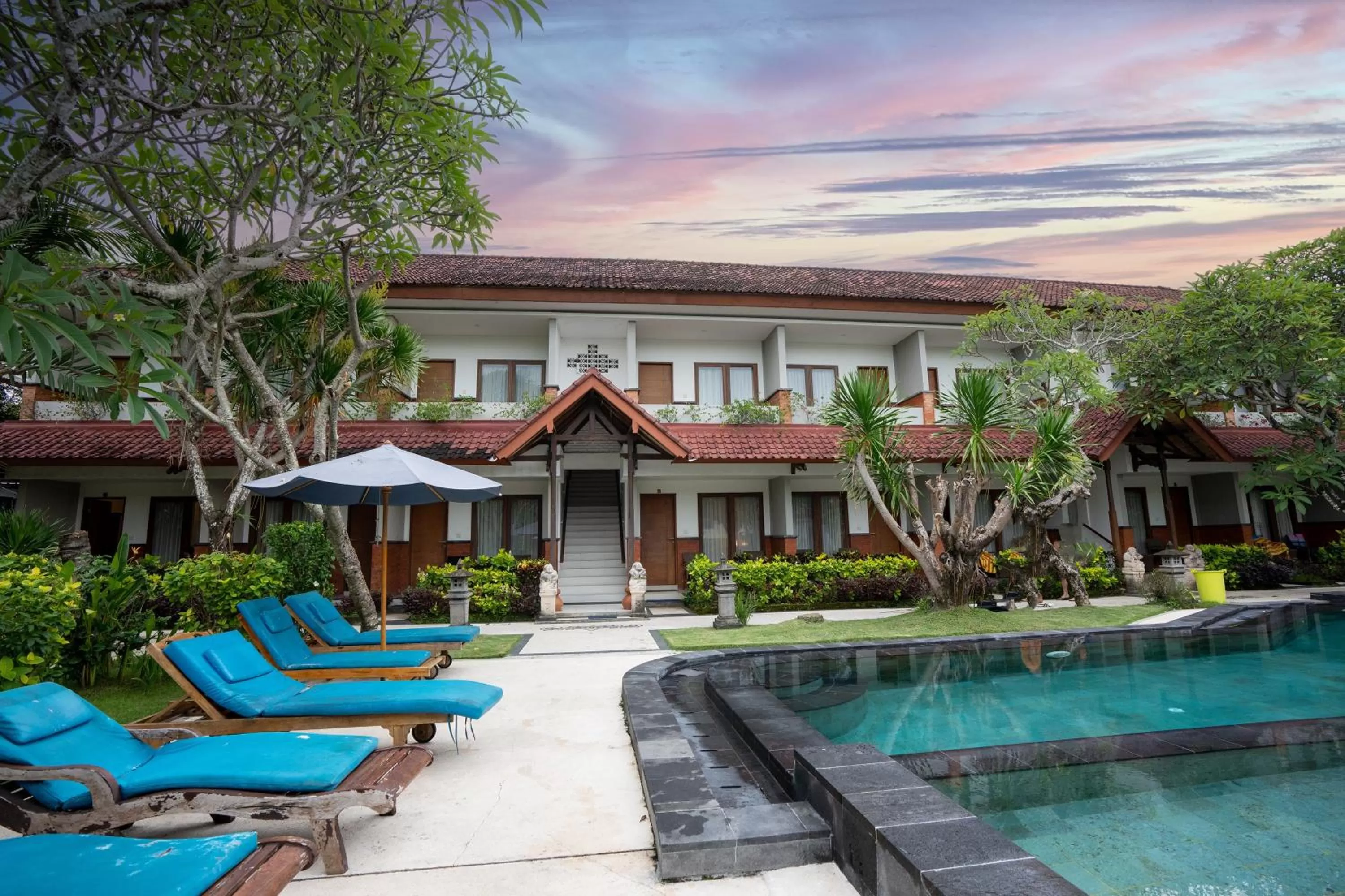 Swimming pool in Hotel Sinar Bali Legian