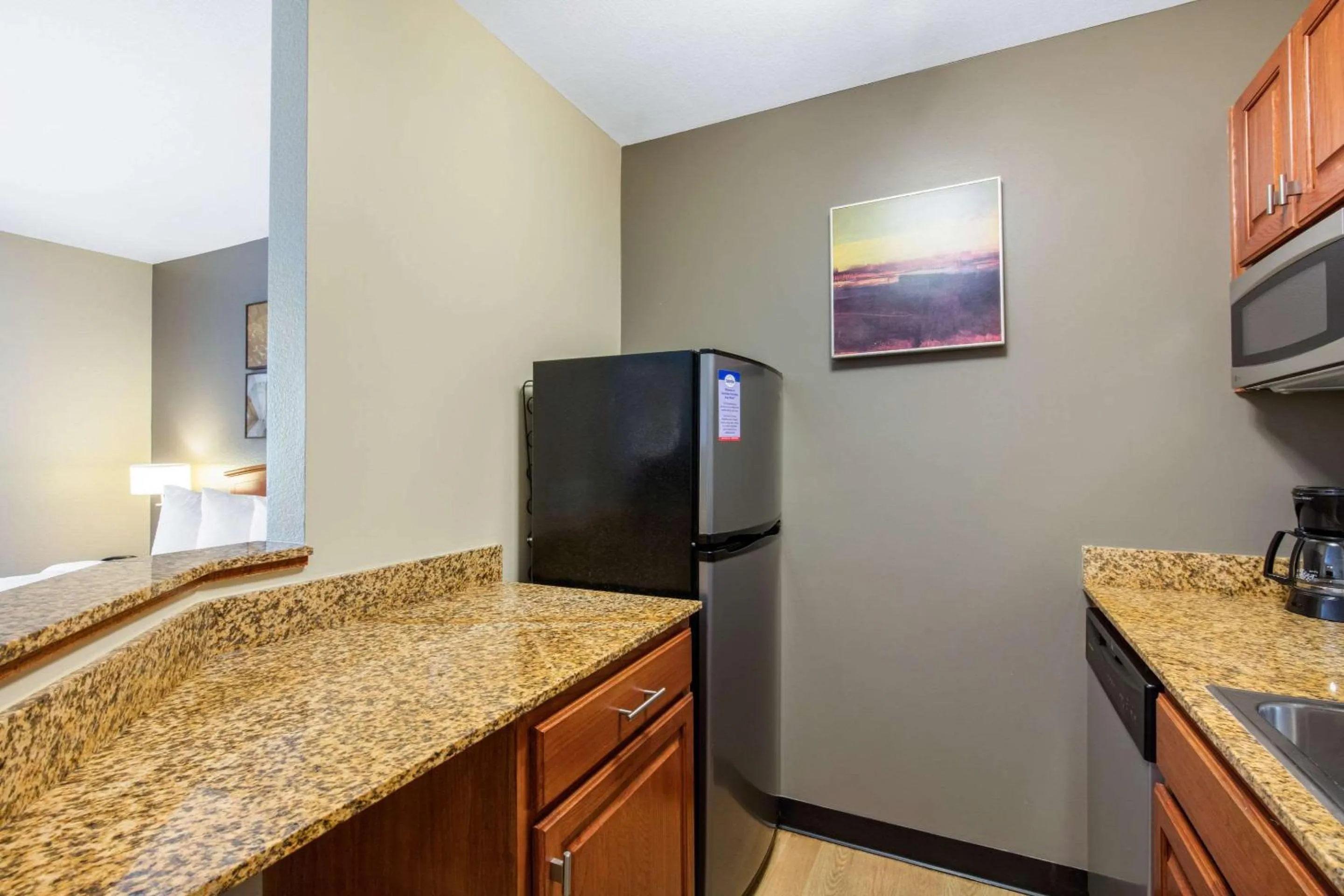 Photo of the whole room in Suburban Studios Birmingham Homewood I-65