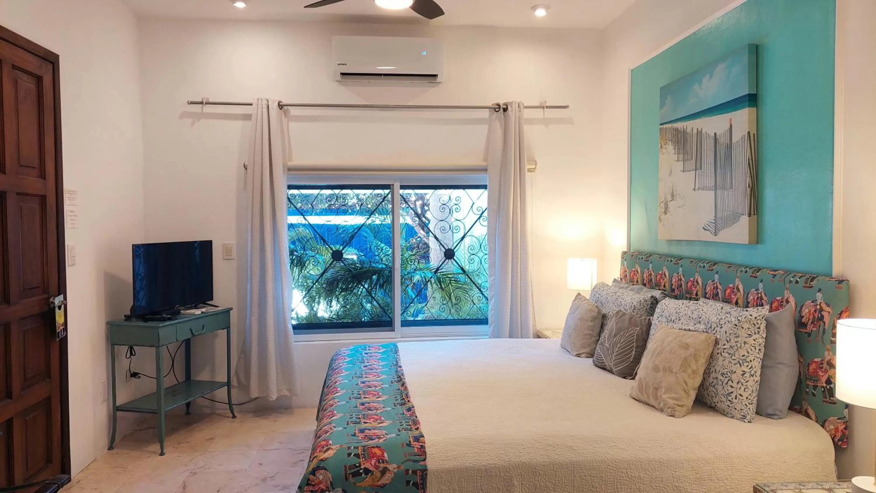 Photo of the whole room, Bed in La Villa du Golf à Cancun Hotel Boutique