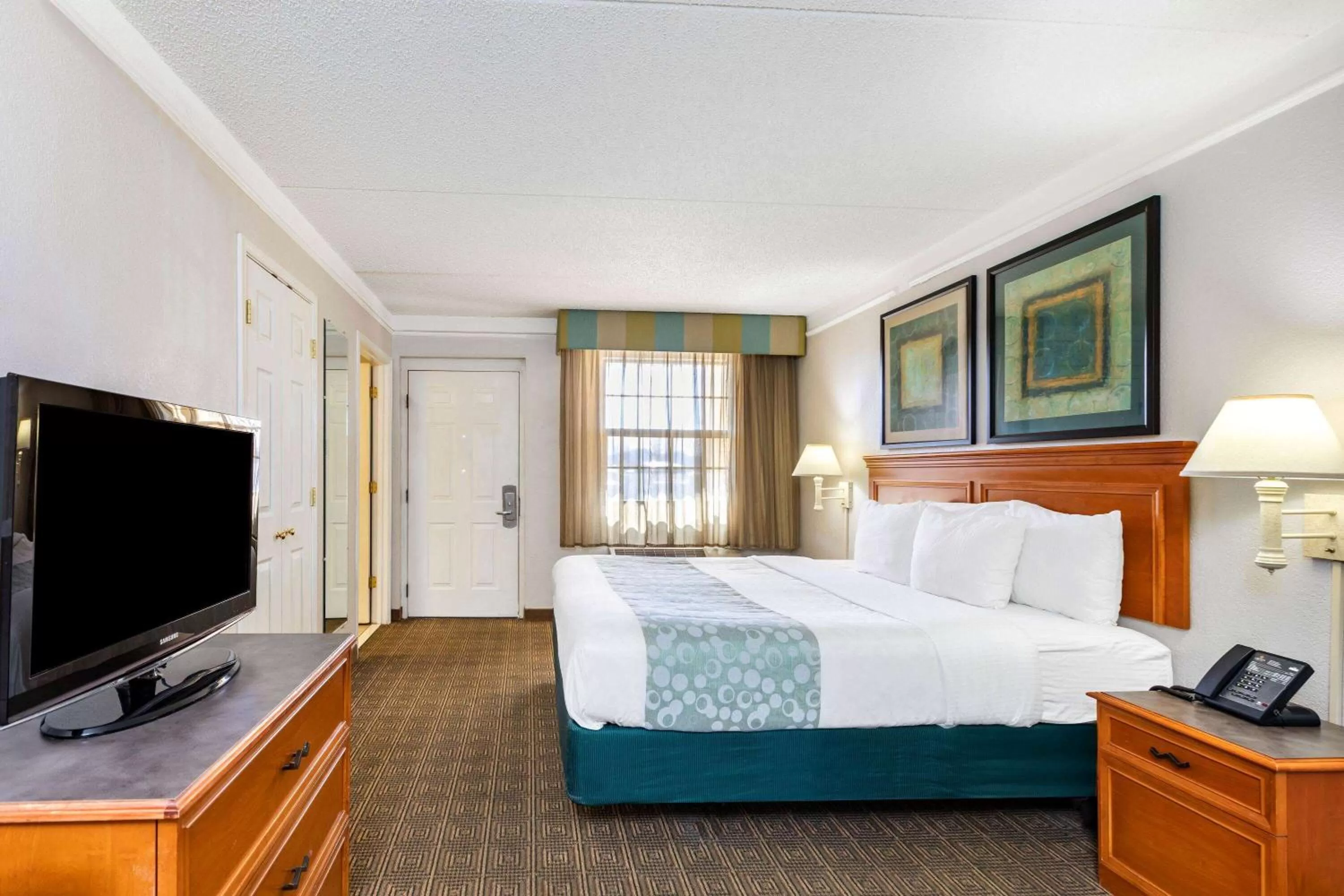 Photo of the whole room, Bed in La Quinta Inn by Wyndham El Paso West