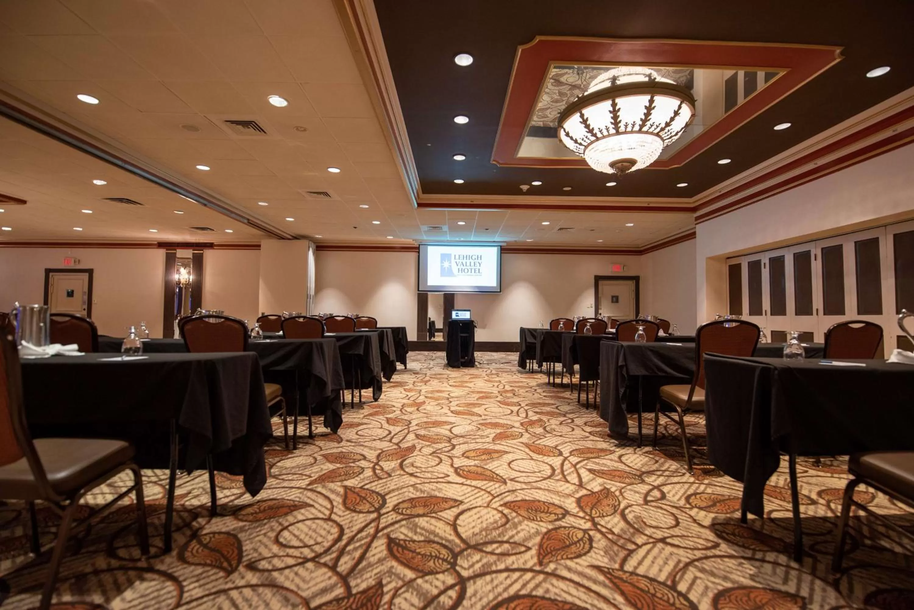 On site, Restaurant/Places to Eat in SureStay Plus Hotel by Best Western Lehigh Valley