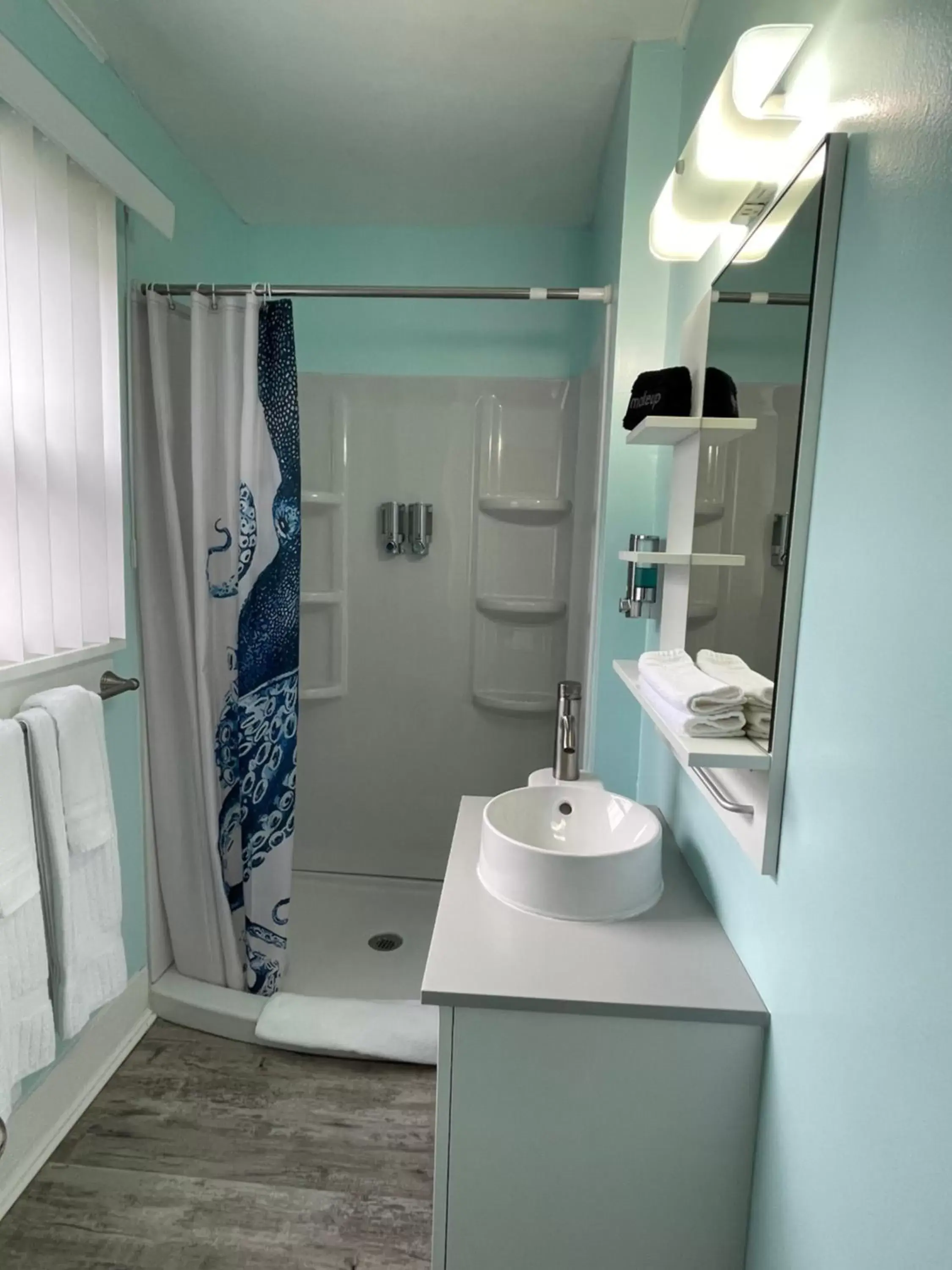 King Suite (No Pets) in The Anchorage Motel King Suite (No Pets) in The Anchorage Motel