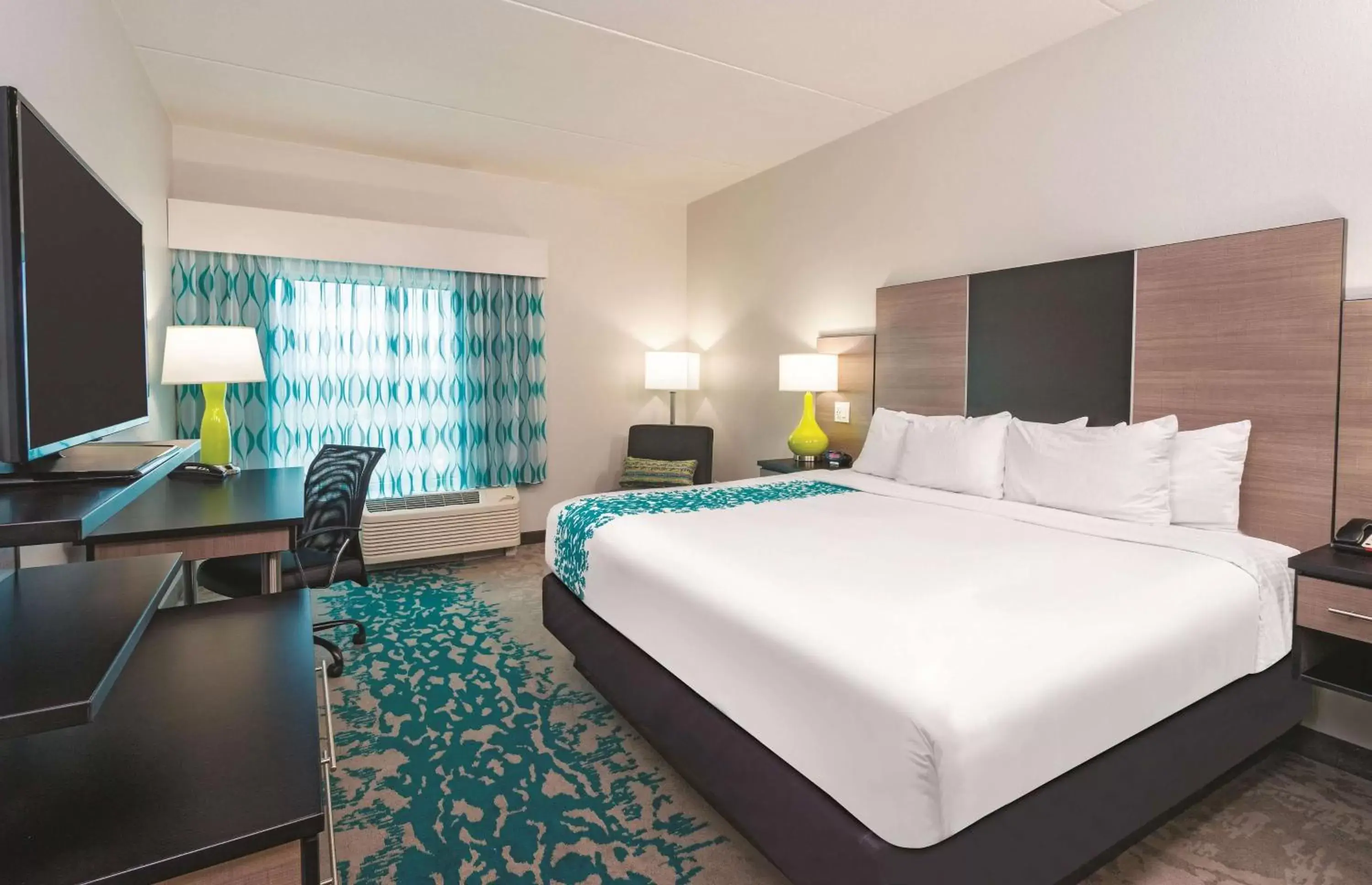 Deluxe King Room with Mobility/Hearing Impaired Access - Non-Smoking in La Quinta by Wyndham Cleveland TN Deluxe King Room with Mobility/Hearing Impaired Access - Non-Smoking in La Quinta by Wyndham Cleveland TN