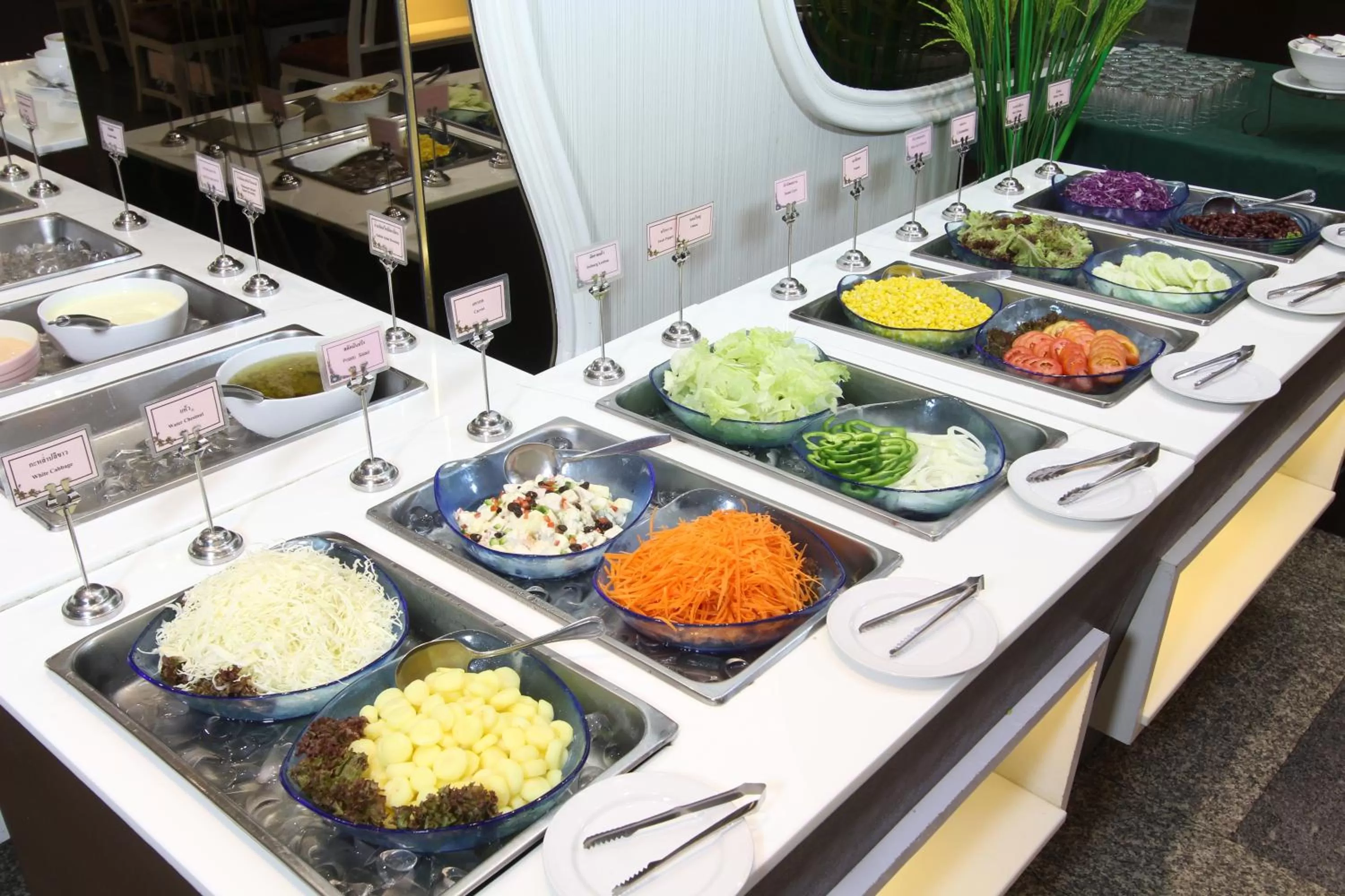 Restaurant/places to eat in Royal Benja Hotel - Big Room Family-Friendly