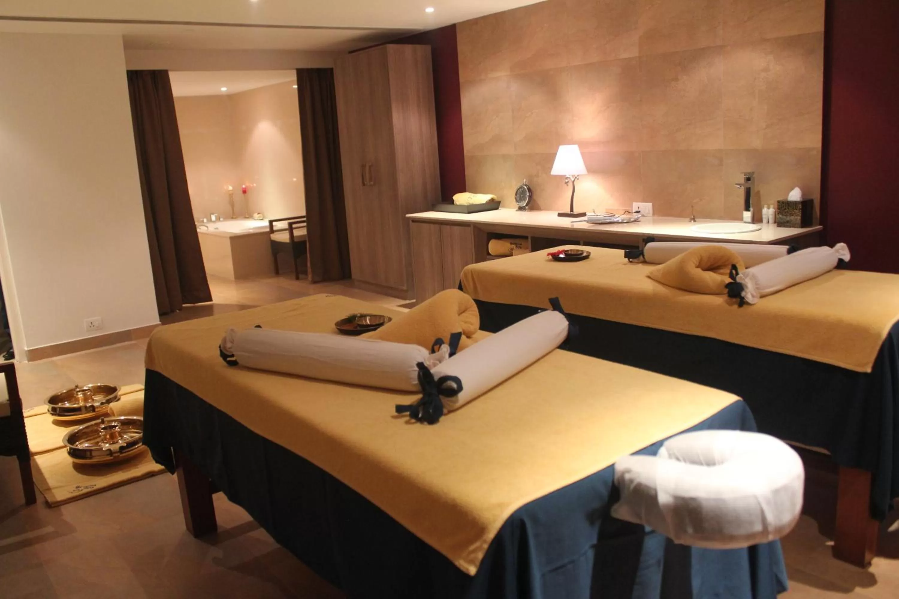 Spa and wellness centre/facilities, Bed in Radisson Blu Plaza Hotel Hyderabad Banjara Hills
