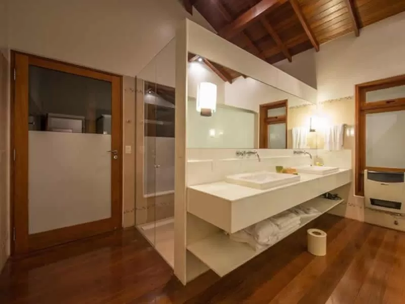 Bathroom, Bed in Kuriuwa Hotel