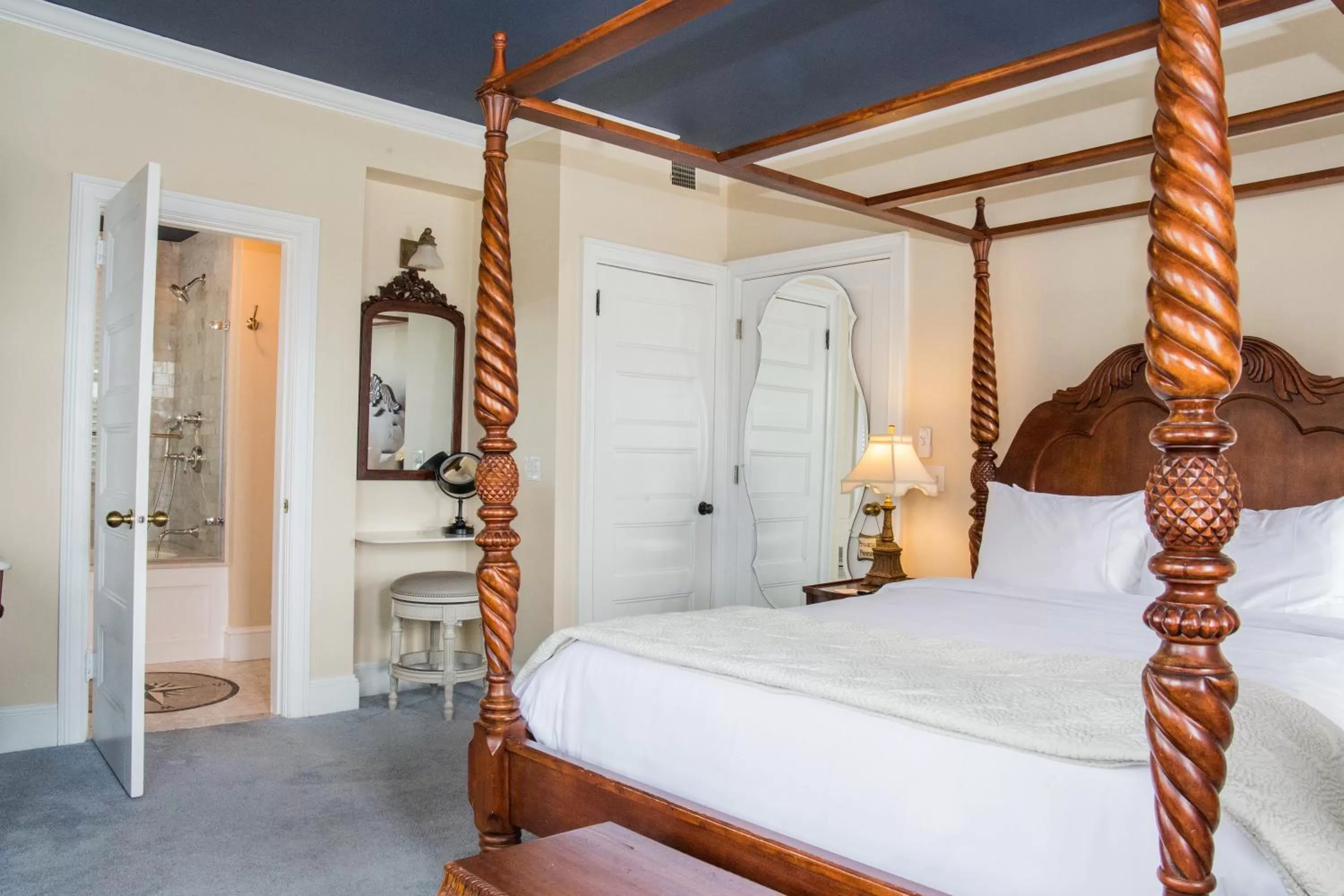 Bedroom, Bed in Almondy Inn Bed & Breakfast