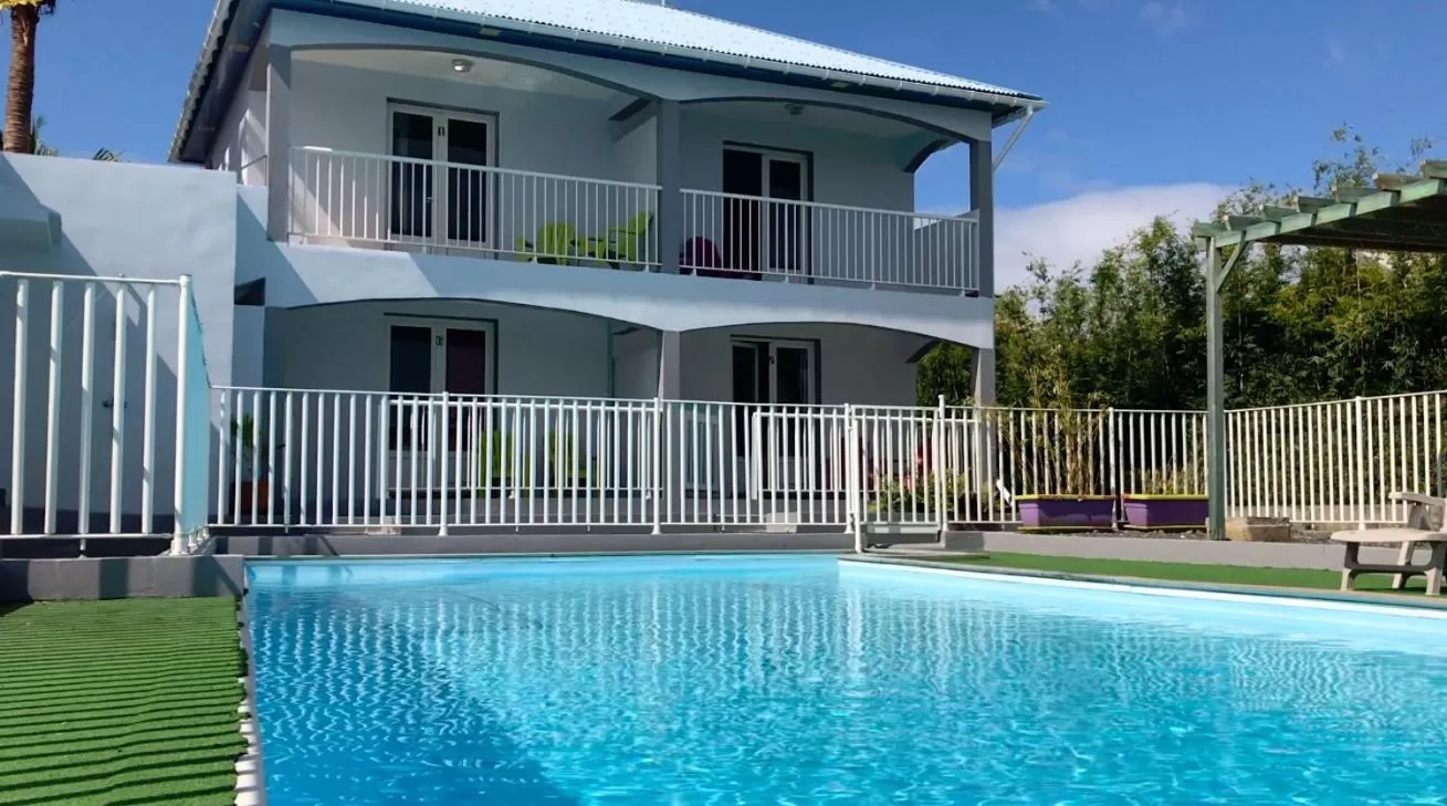 Property Building in Hôtel Le Soleil Couchant