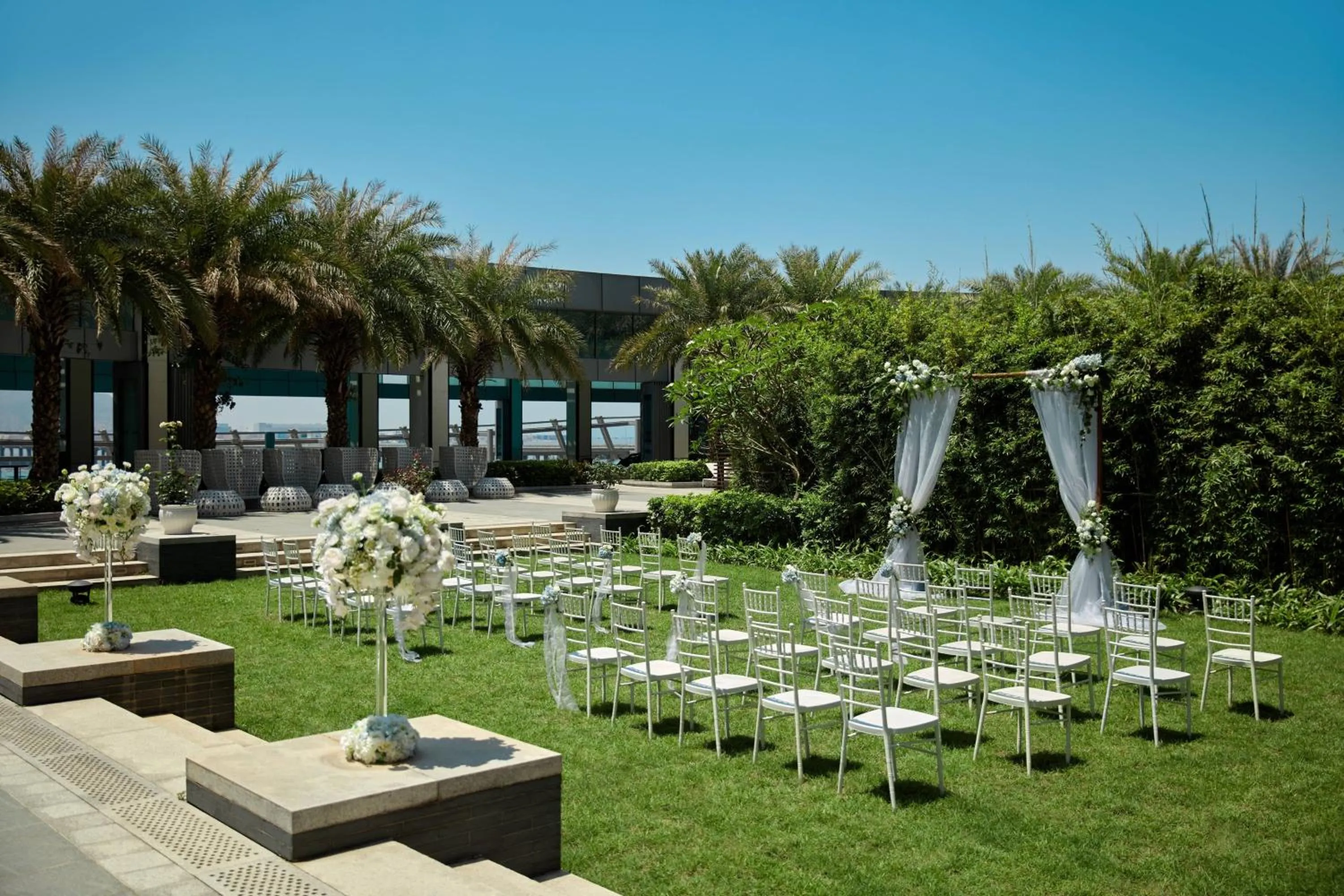 Swimming pool in JW Marriott Hotel Shenzhen Bao'an International Airport