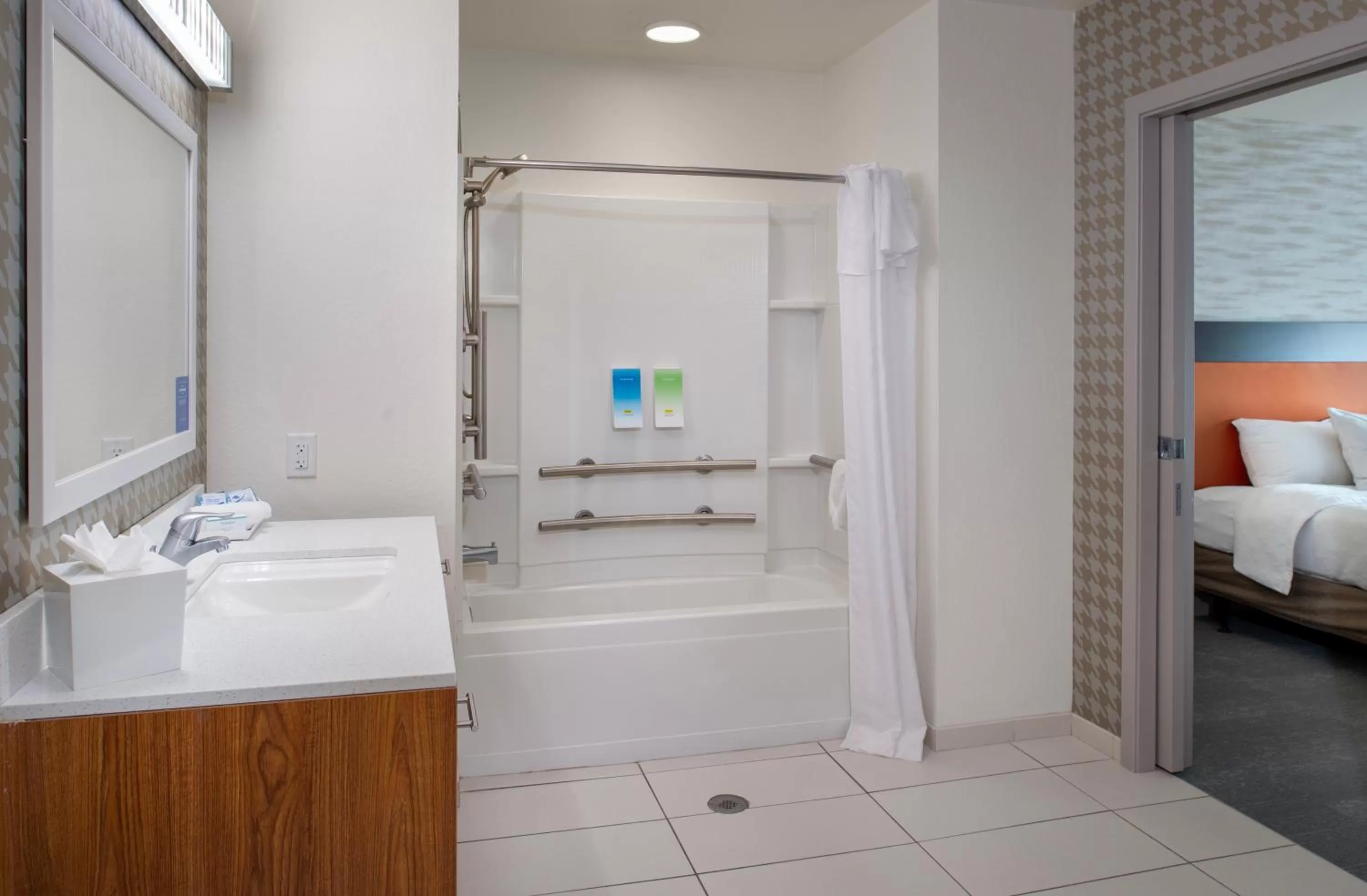 Bathroom, Bed in Home2 Suites St. Louis / Forest Park
