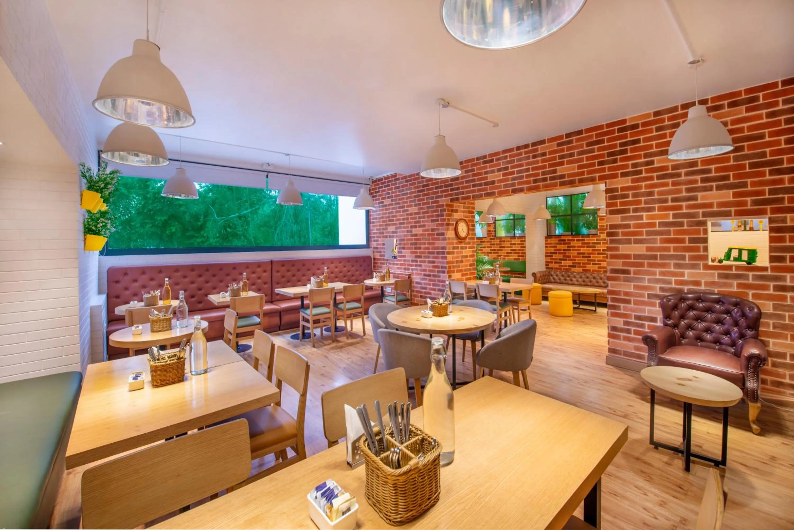 Restaurant/places to eat in bloomrooms @ Janpath