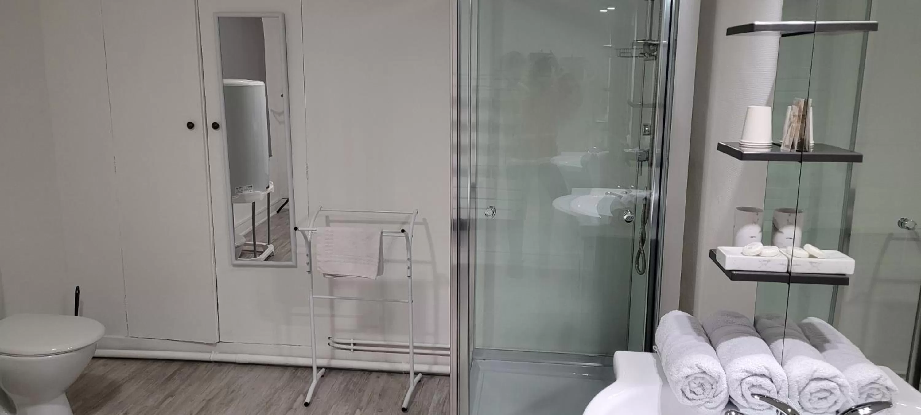 Shower in Auberge Gauloise