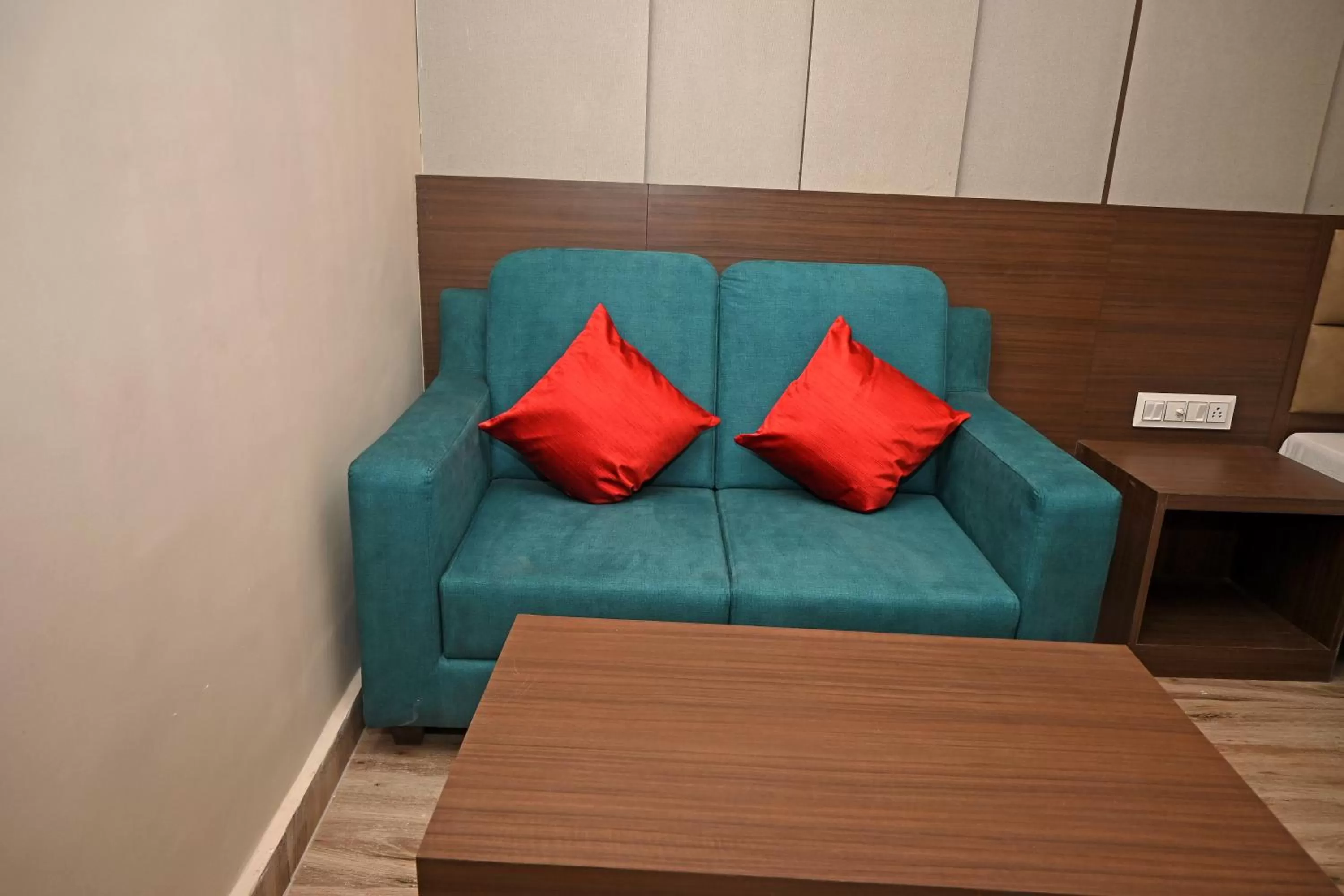 Living room, Bed in Royal Sea View