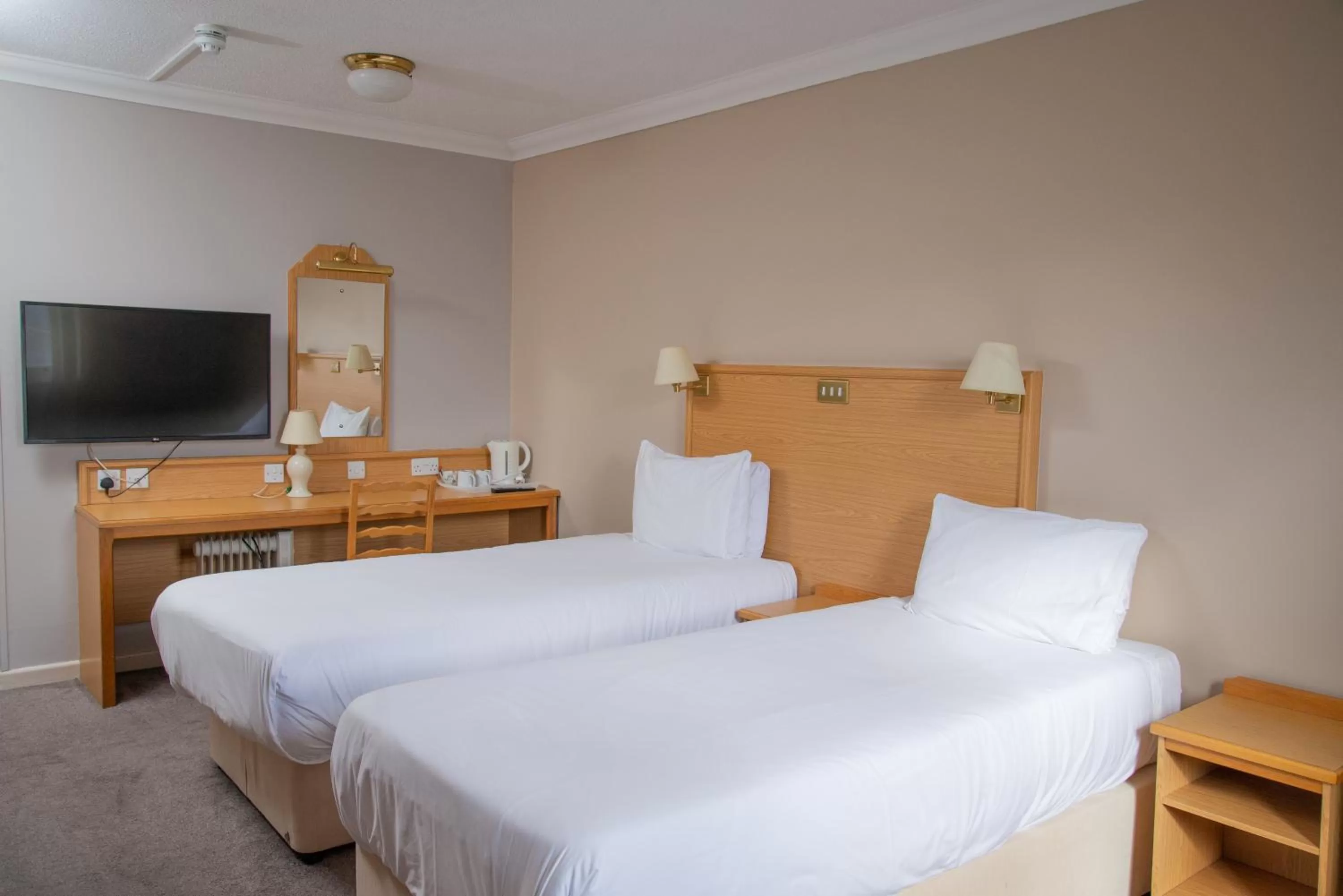 Bedroom, Bed in Royal Hotel, Bar & Grill