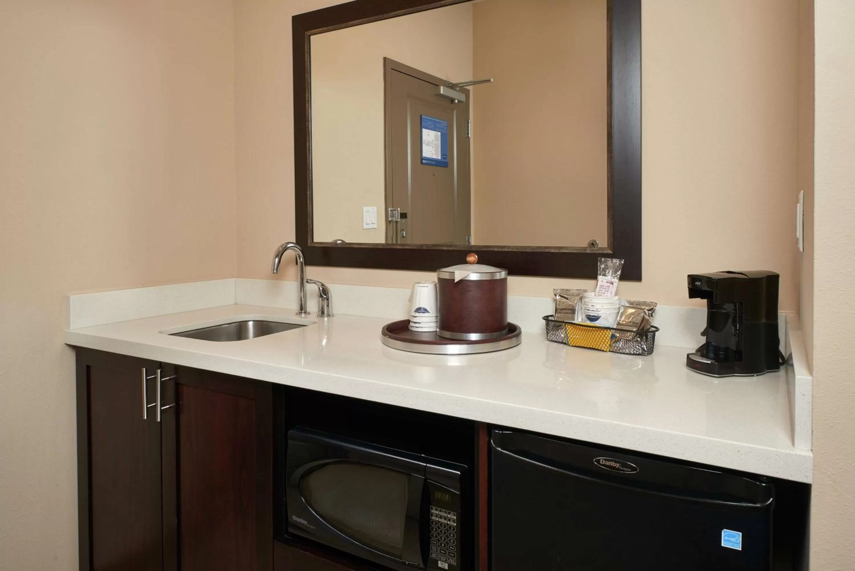 Kitchen or kitchenette in Hampton Inn & Suites Portland/Vancouver