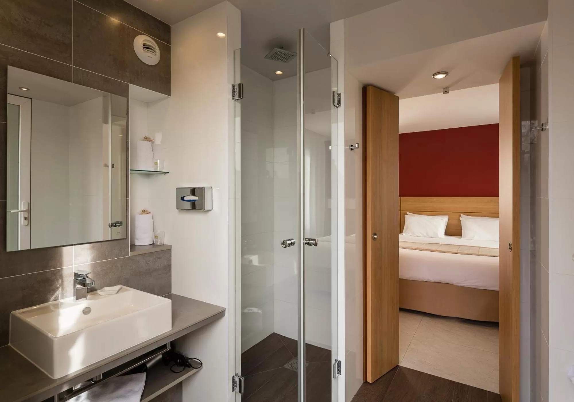Bathroom, Bed in Best Western Plus Le Lavarin