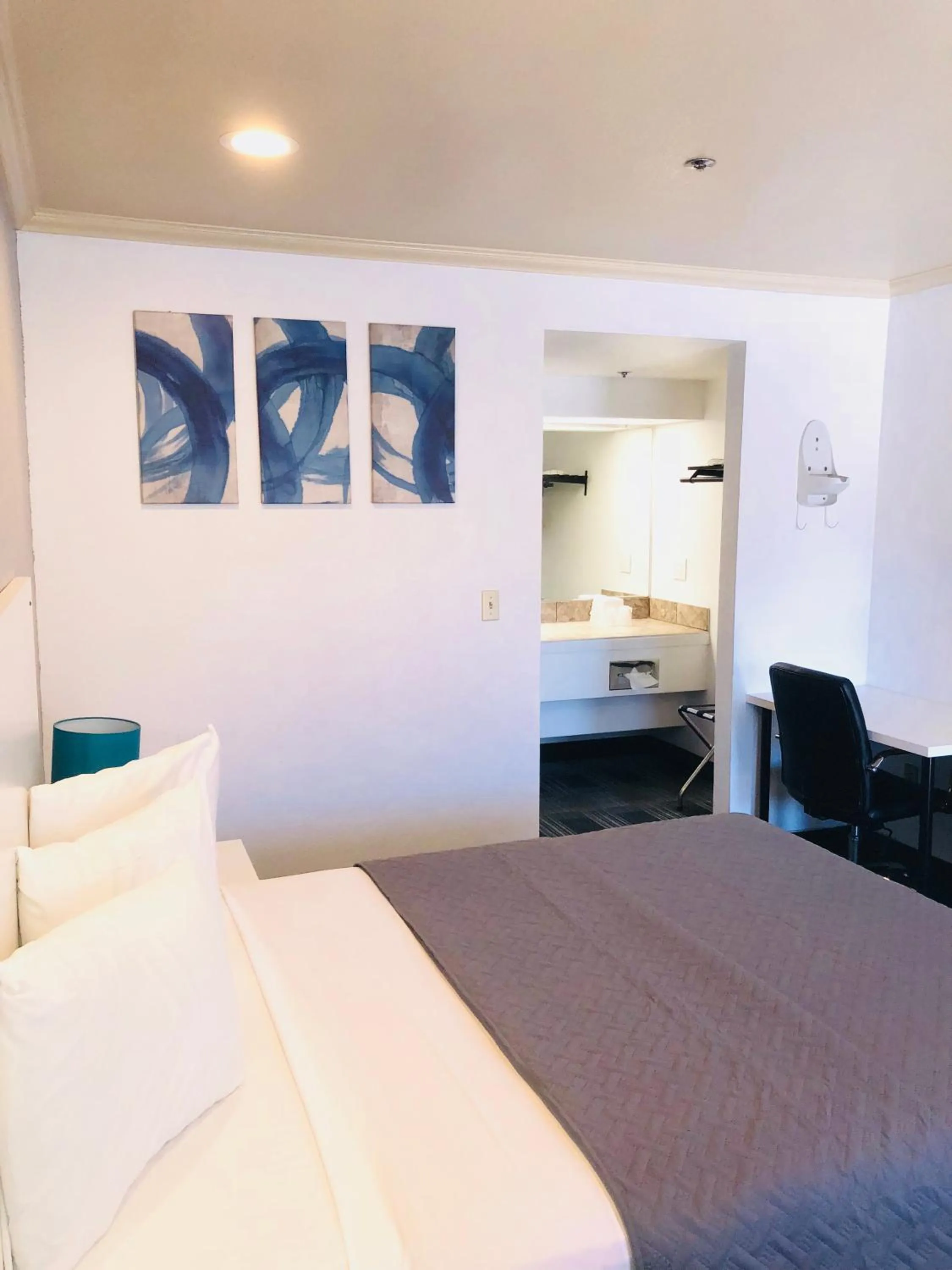 Bedroom, Bed in BridgePoint Inn Daly City