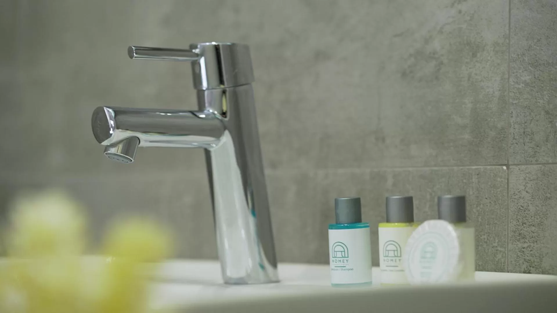 Bathroom in Homey AirPort Hotel