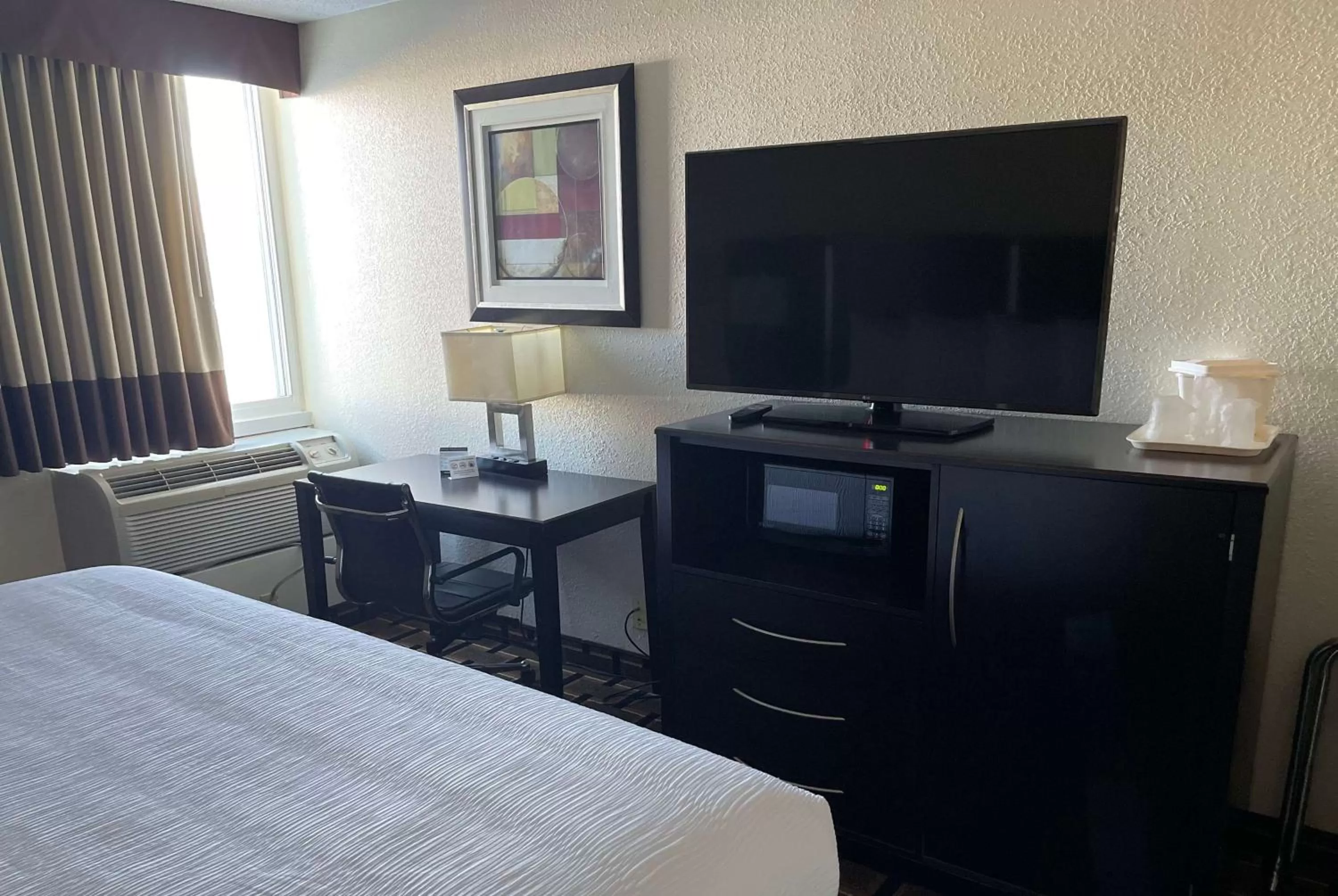 Photo of the whole room, Bed in Baymont by Wyndham Scranton Dunmore