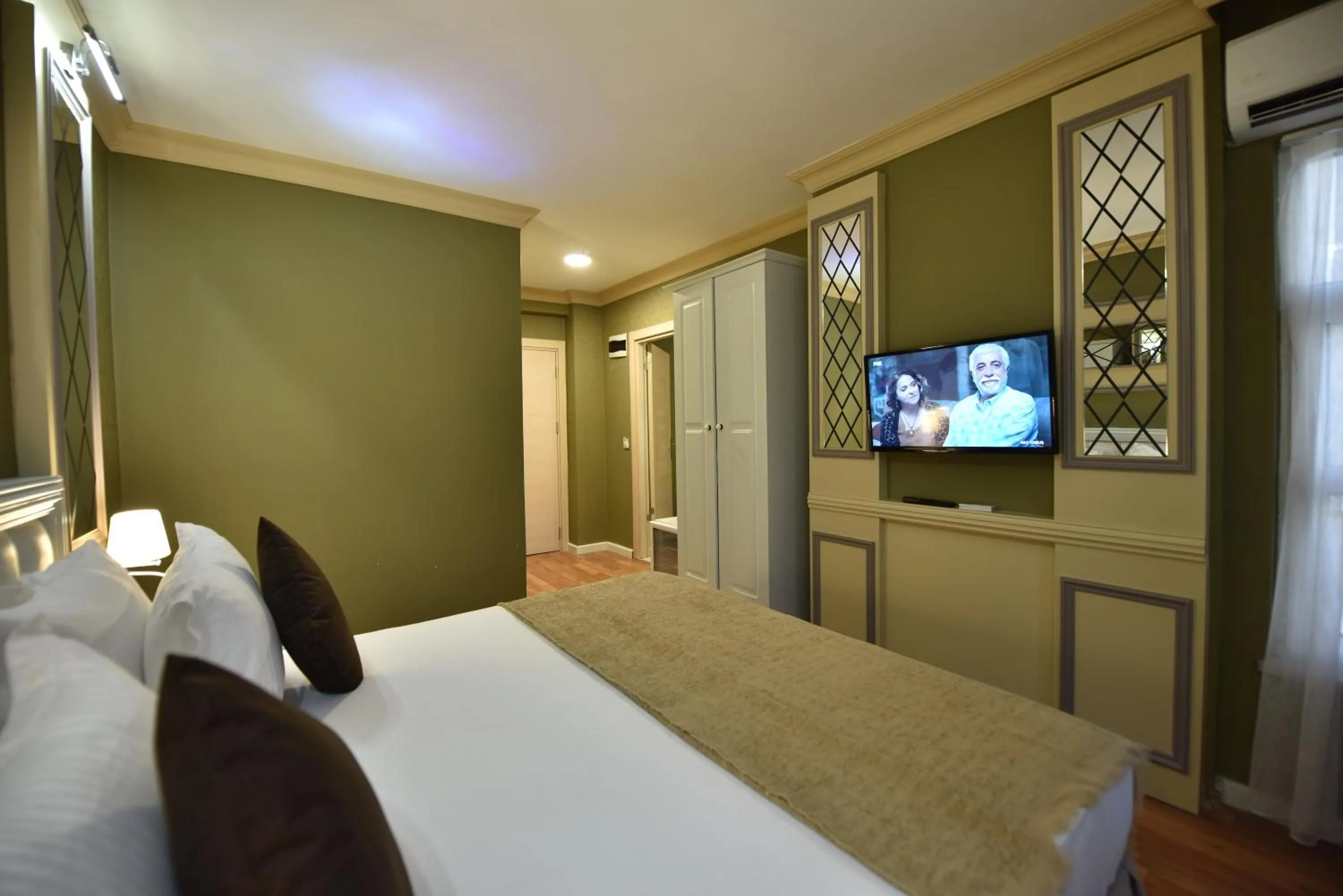 Photo of the whole room, Bed in Sunlight Hotel