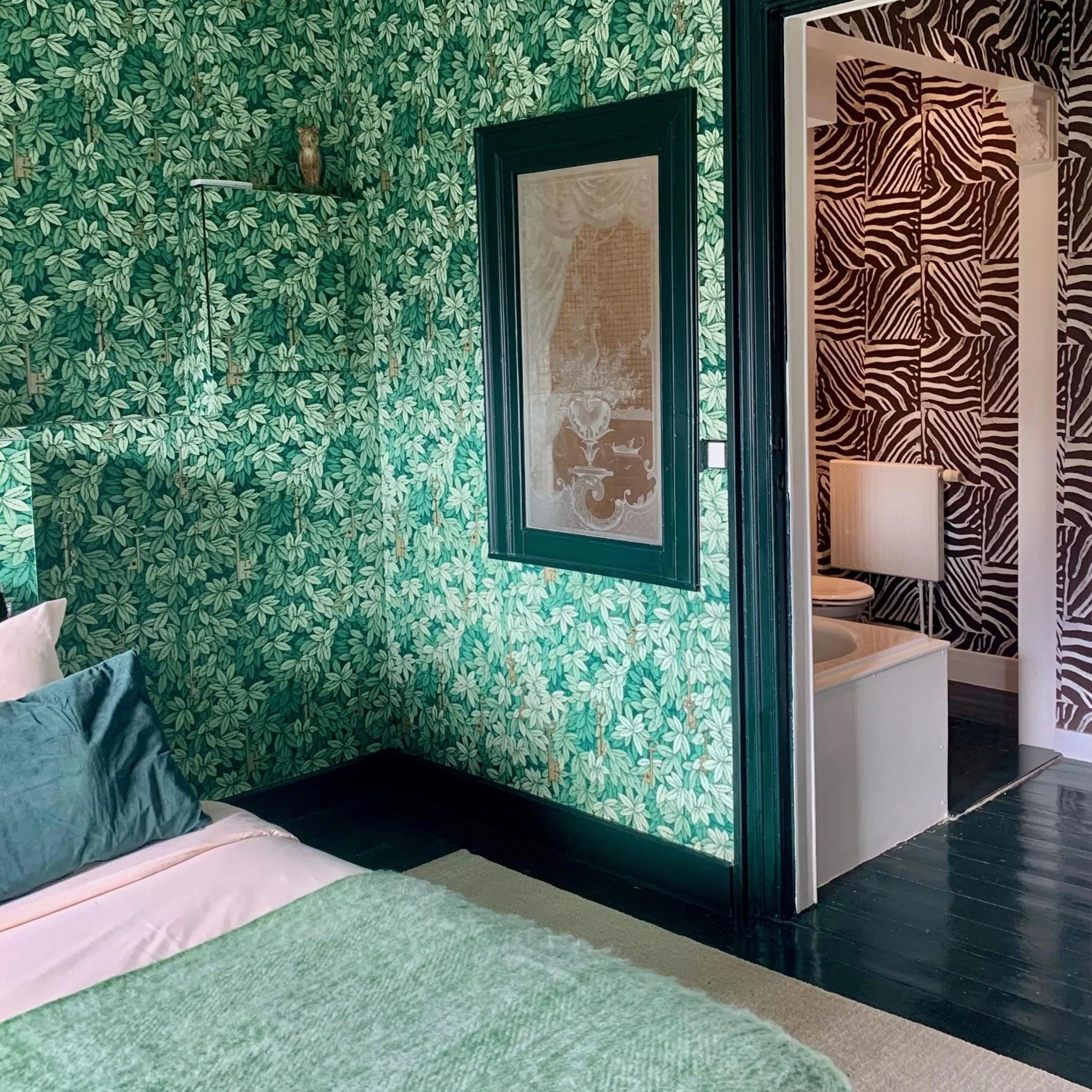 Bathroom, Bed in Maison d'Artiste