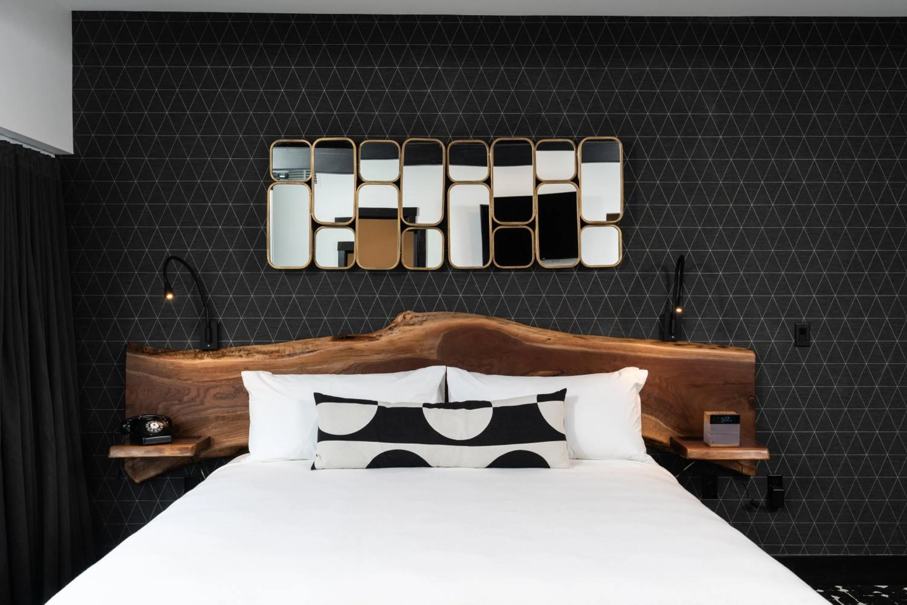 Bedroom, Bed in The Earl in Charlevoix