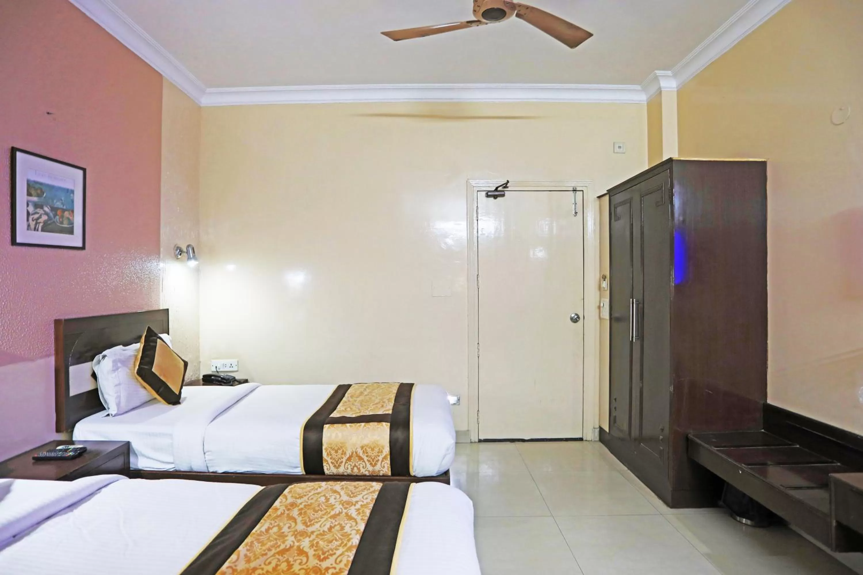 Bed in Tashkent Palace - Walk in from NDLS Station & RK Ashram Metro Station
