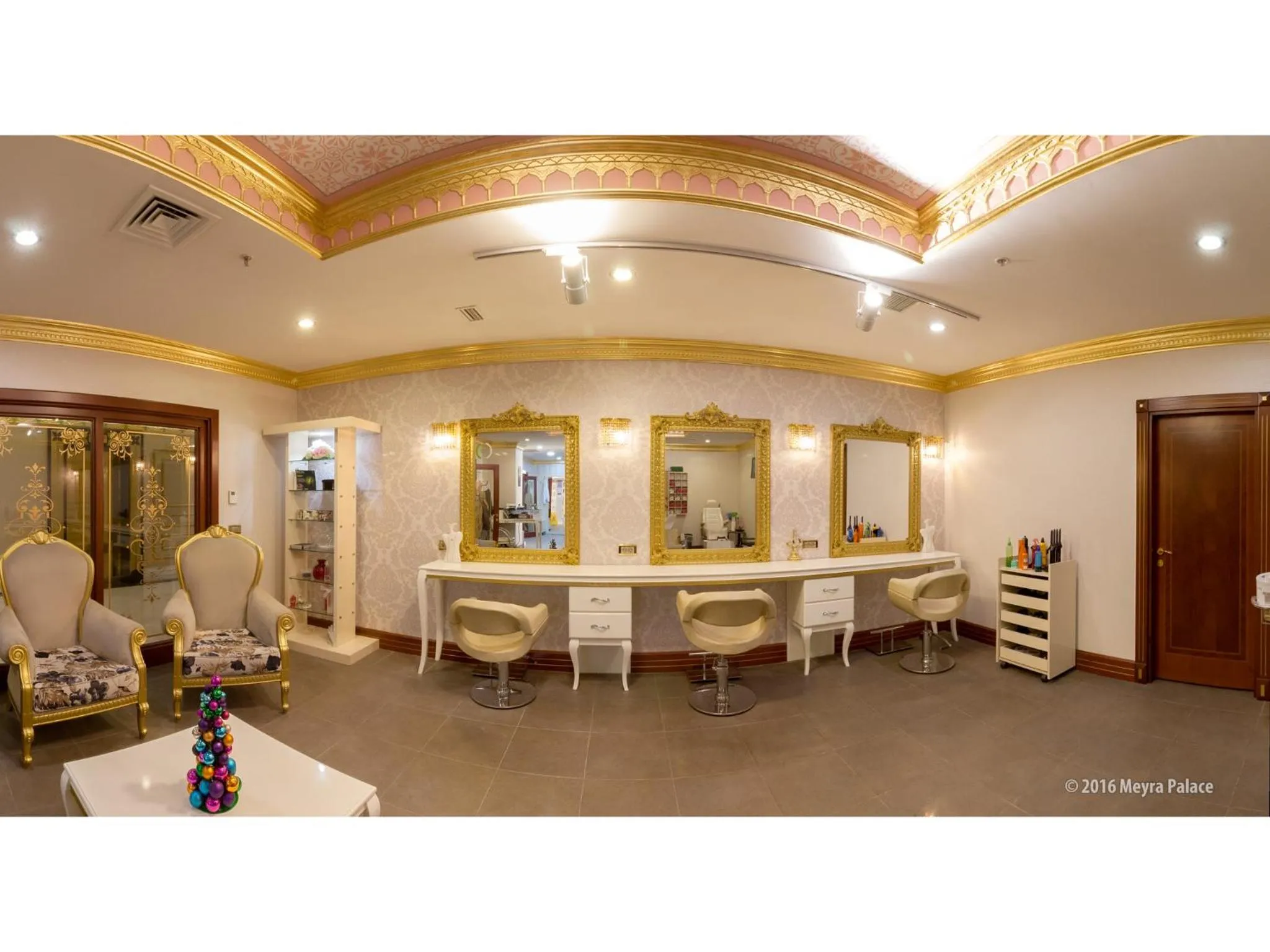 On-site shops in Meyra Palace