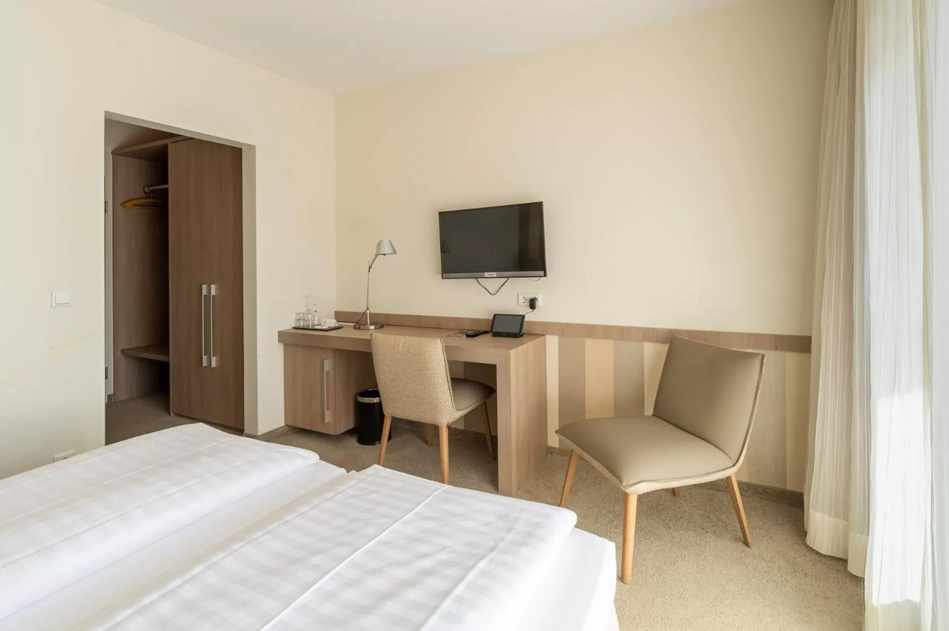 Photo of the whole room, Bed in Hotel am Schlosspark garni