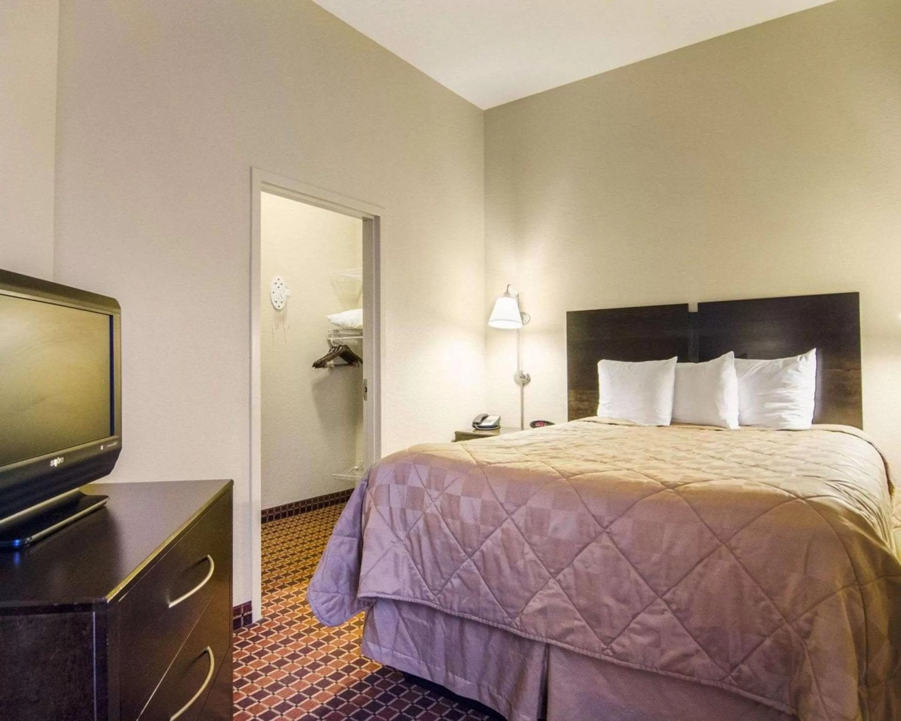 Photo of the whole room, Bed in Affordable Suites of America Rogers - Bentonville