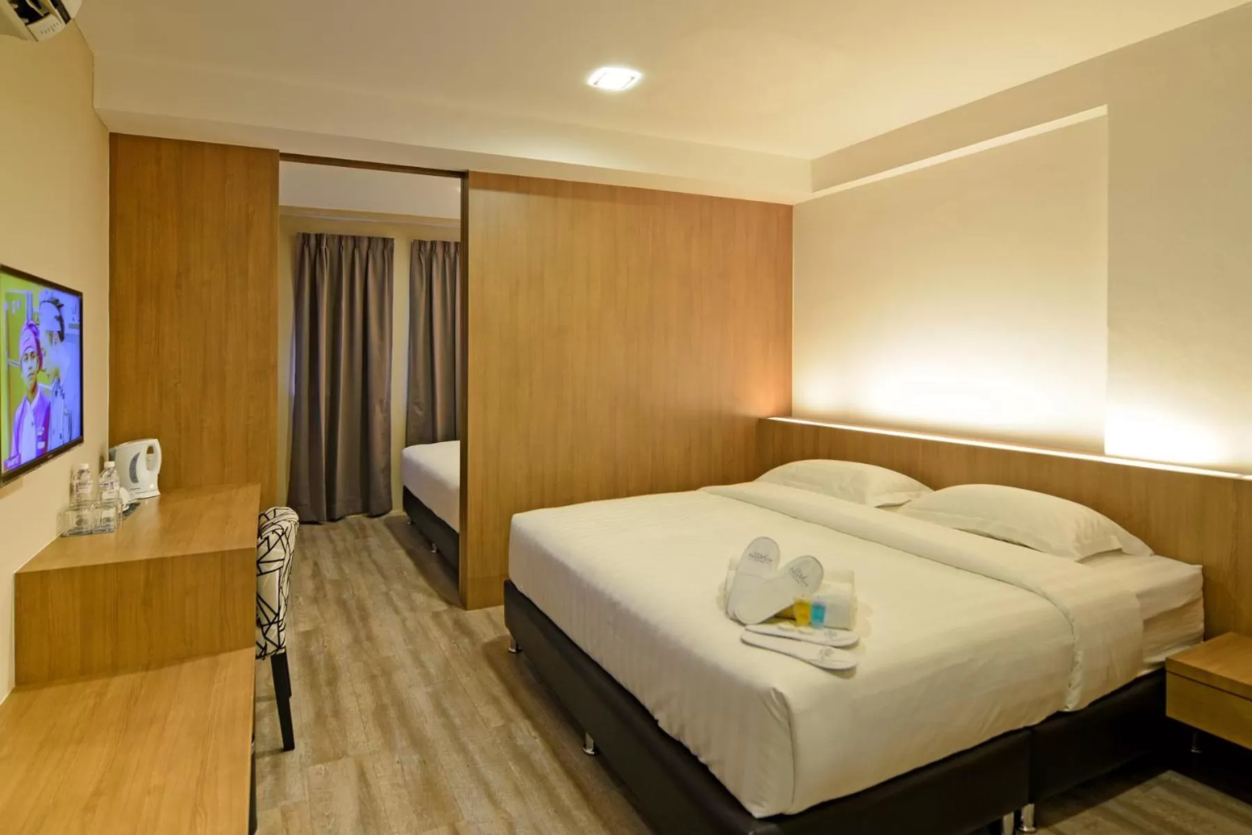 Photo of the whole room, Bed in De Parkview Hotel