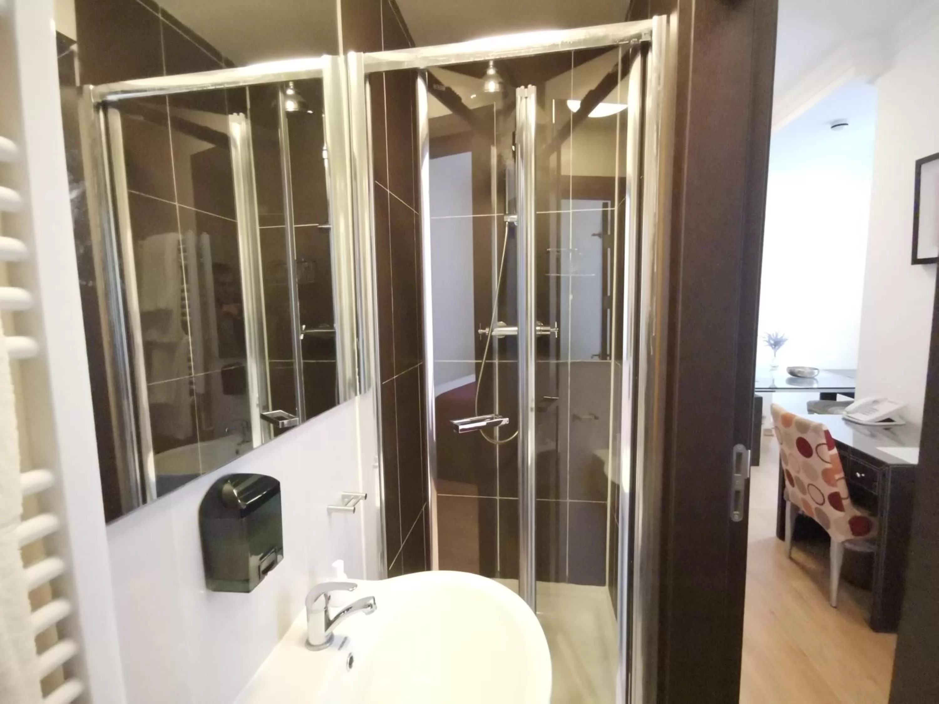 Shower in The Royale Chulan Hyde Park Hotel