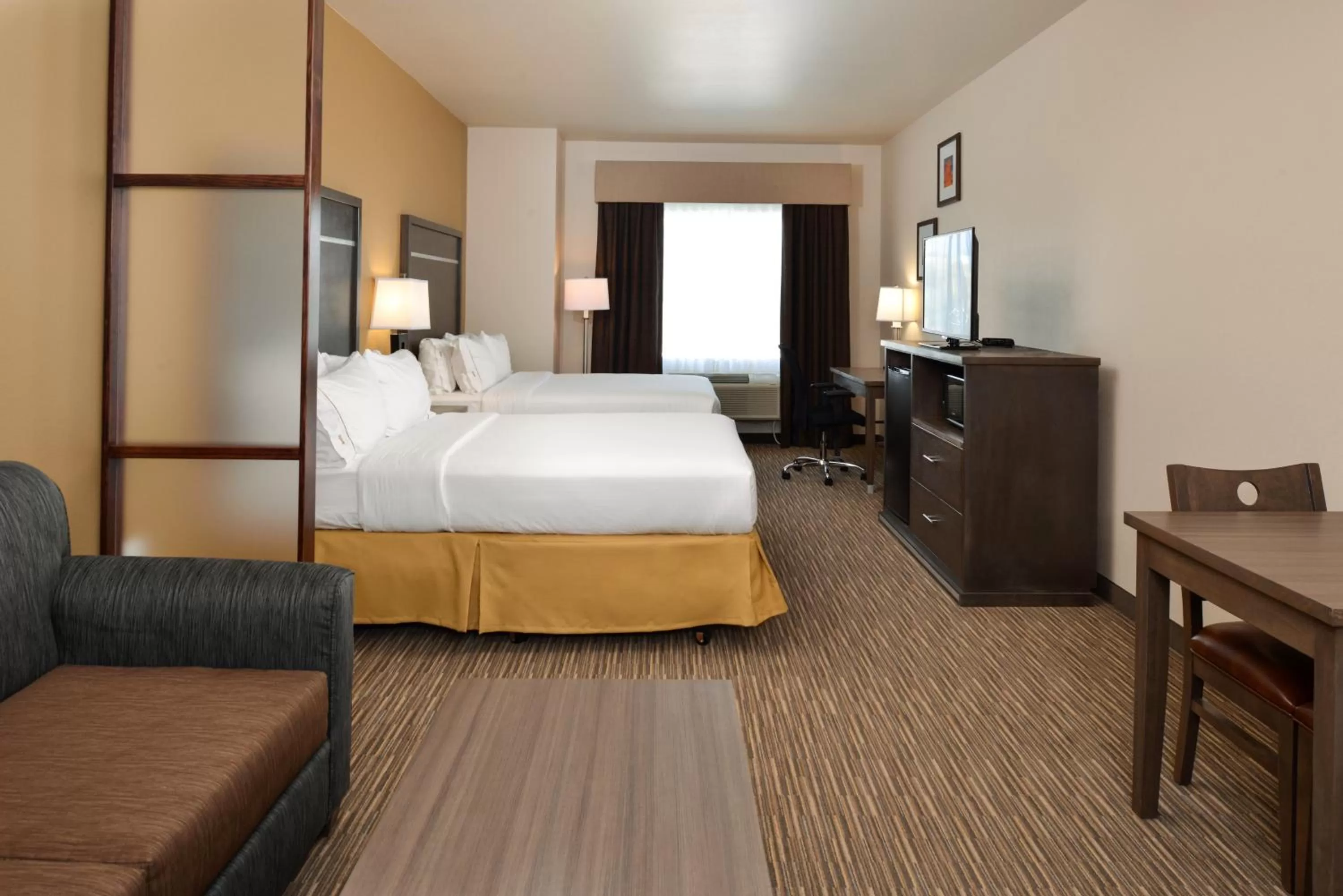 Photo of the whole room, Bed in Holiday Inn Express & Suites Globe by IHG