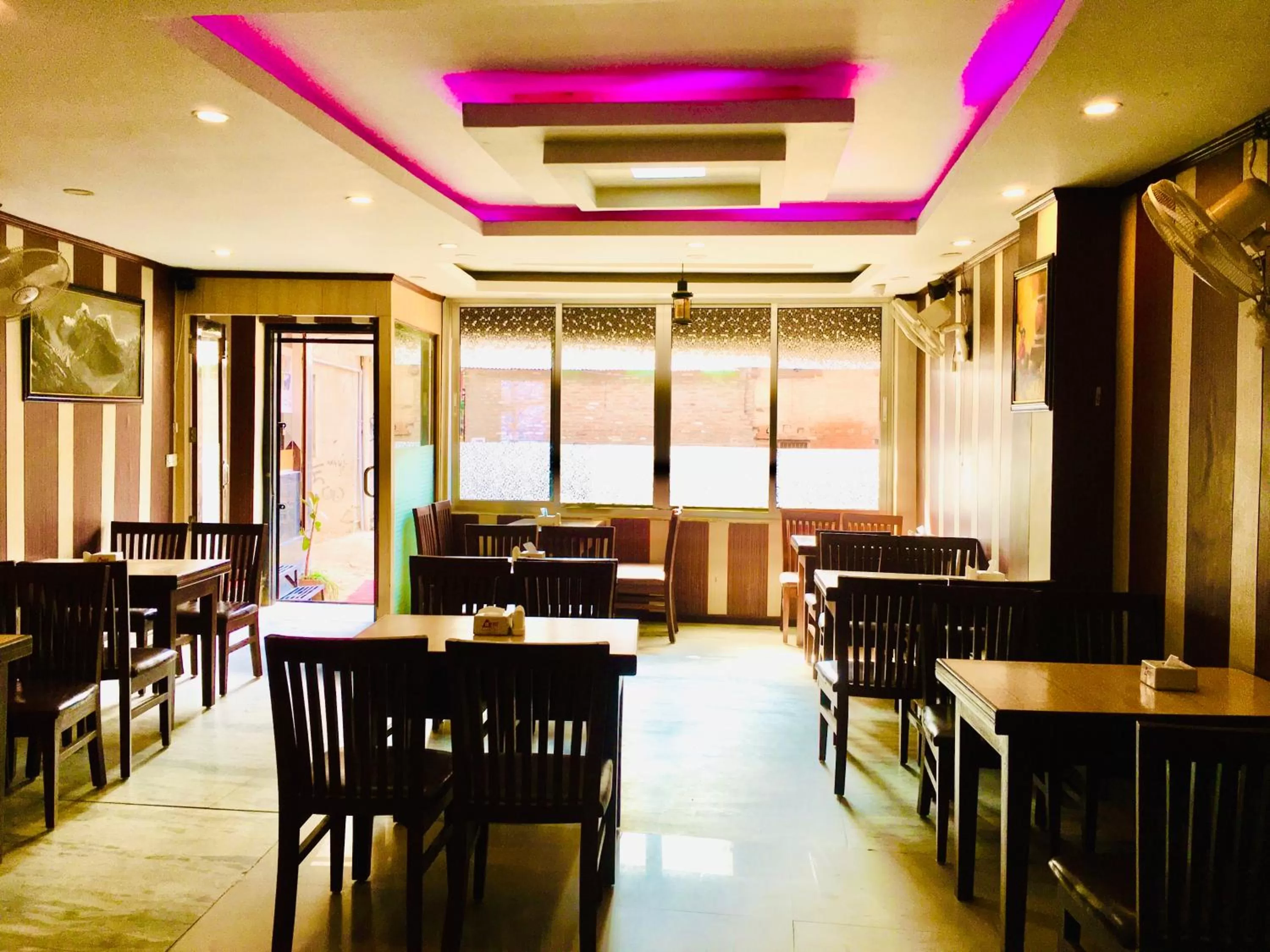 Restaurant/places to eat in Hotel ACE