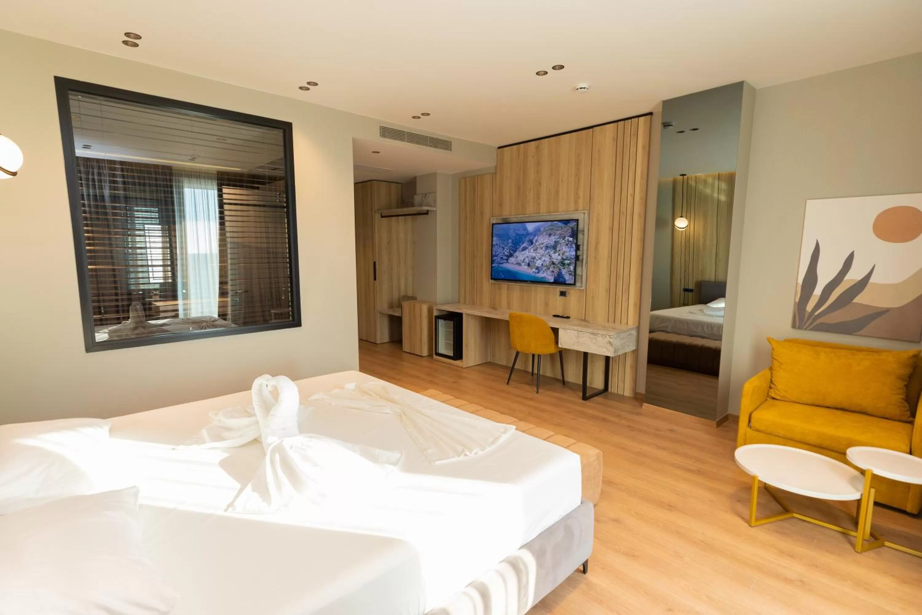 Communal lounge/ TV room, Bed in Esbjerg Hotel