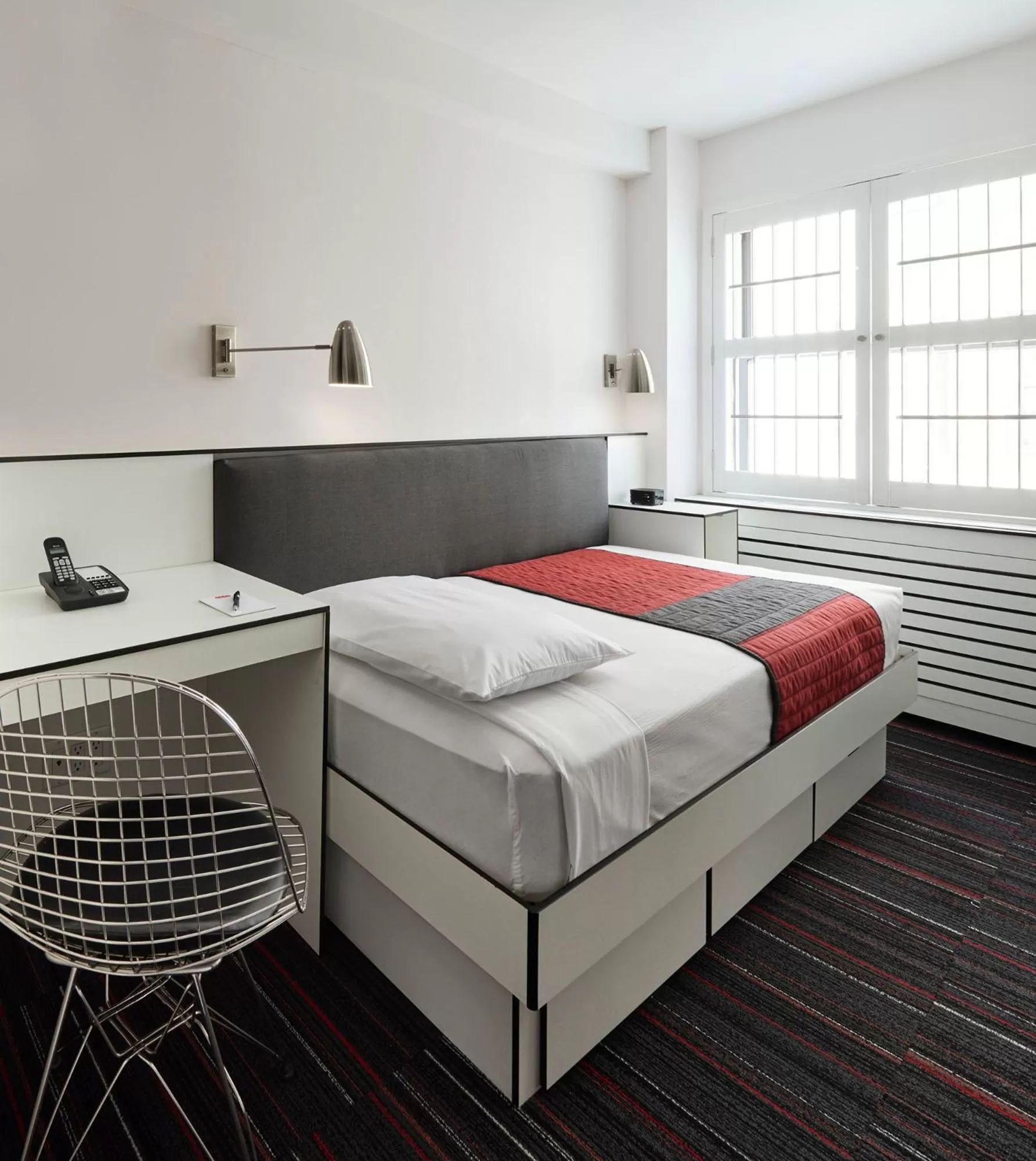 Photo of the whole room, Bed in Pod 51