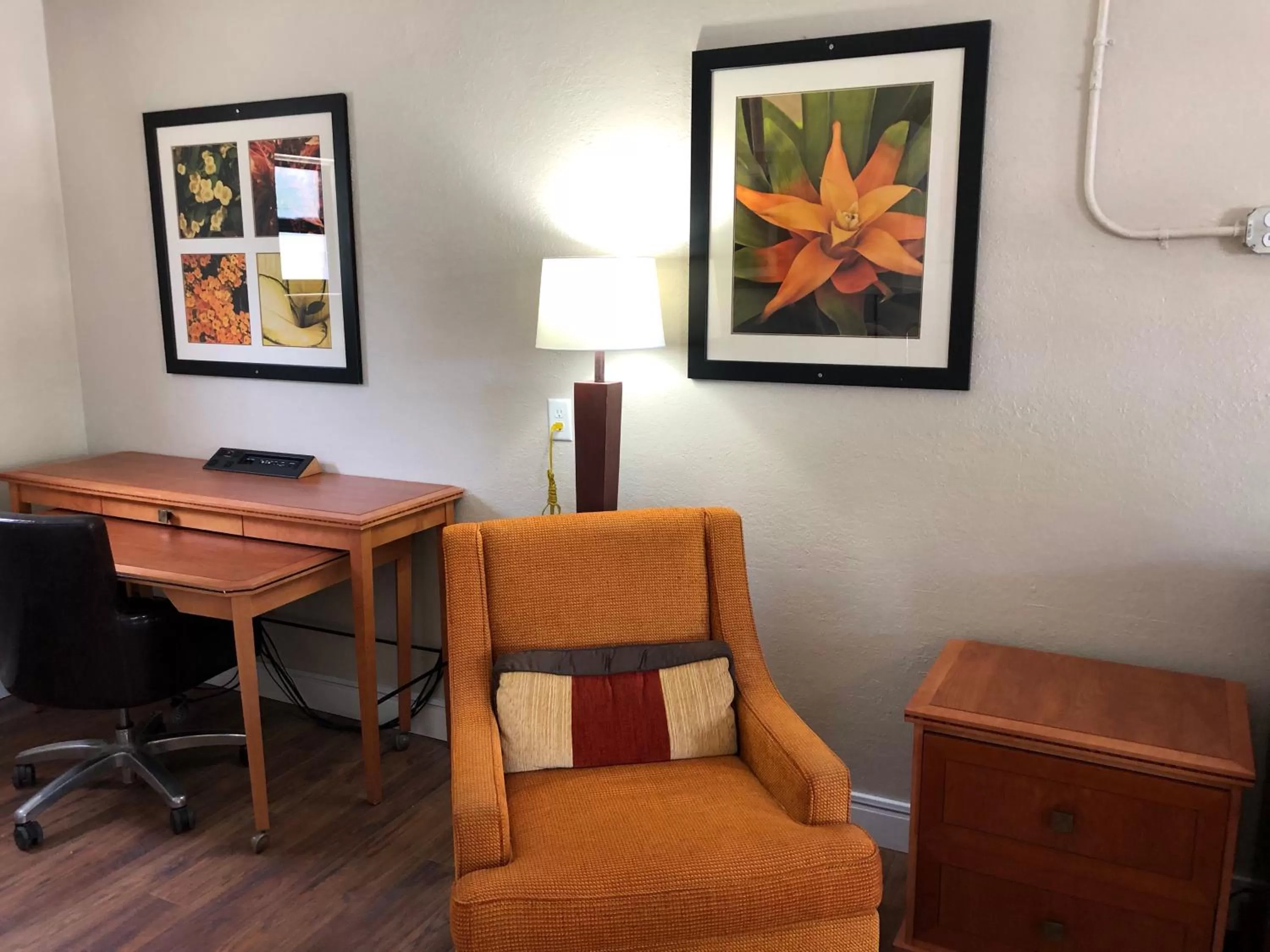 Seating area in Ocala Cove Motel