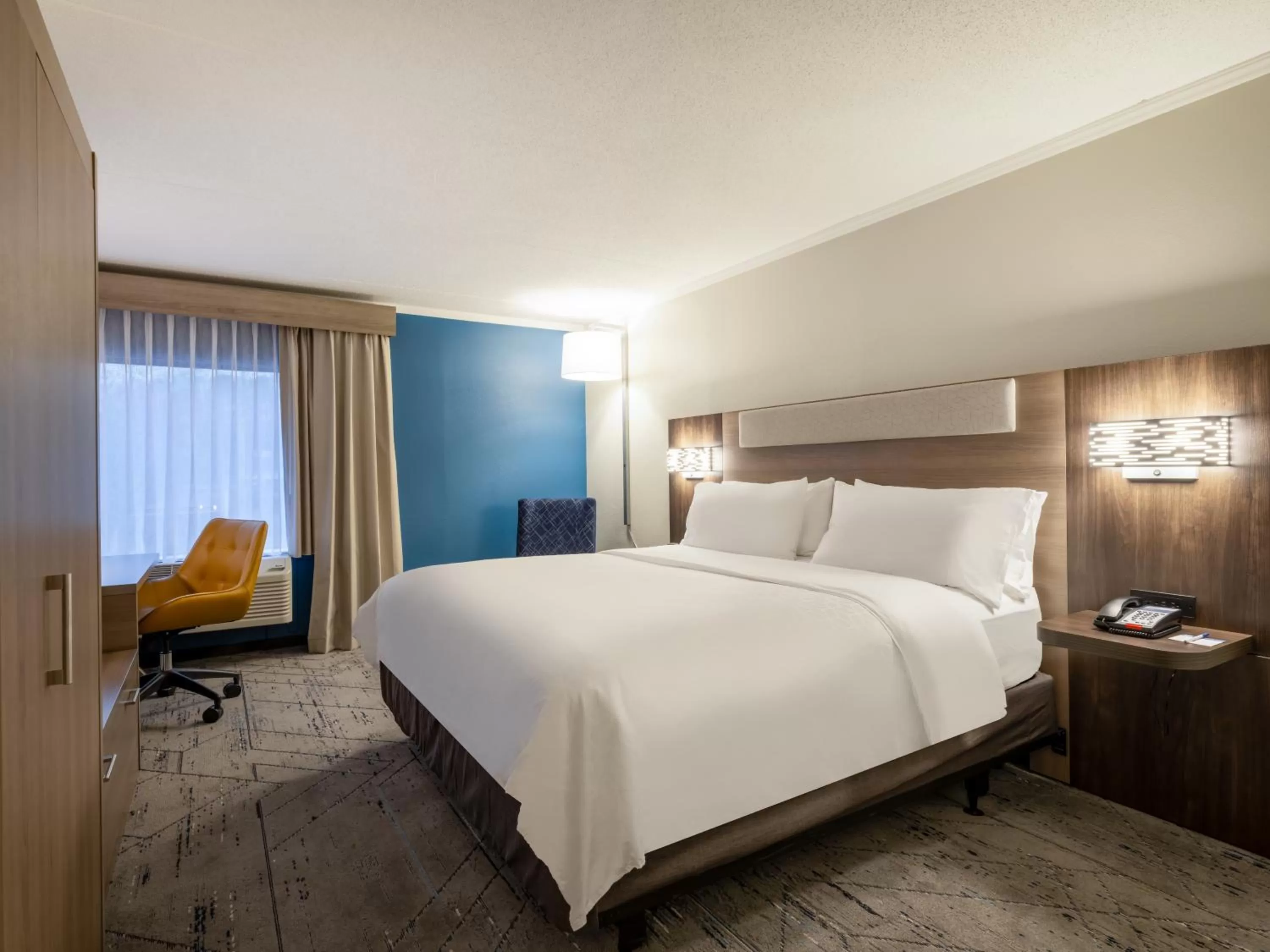 Photo of the whole room, Bed in Holiday Inn Express & Suites Greensboro - I-40 atWendover by IHG