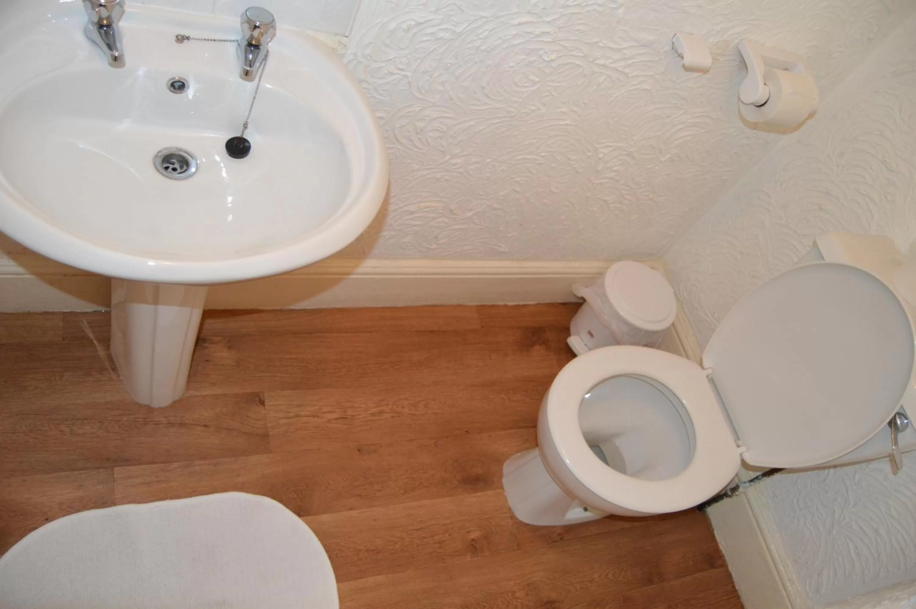 Bathroom in Wilsons Hotel - Blackpool Tower View