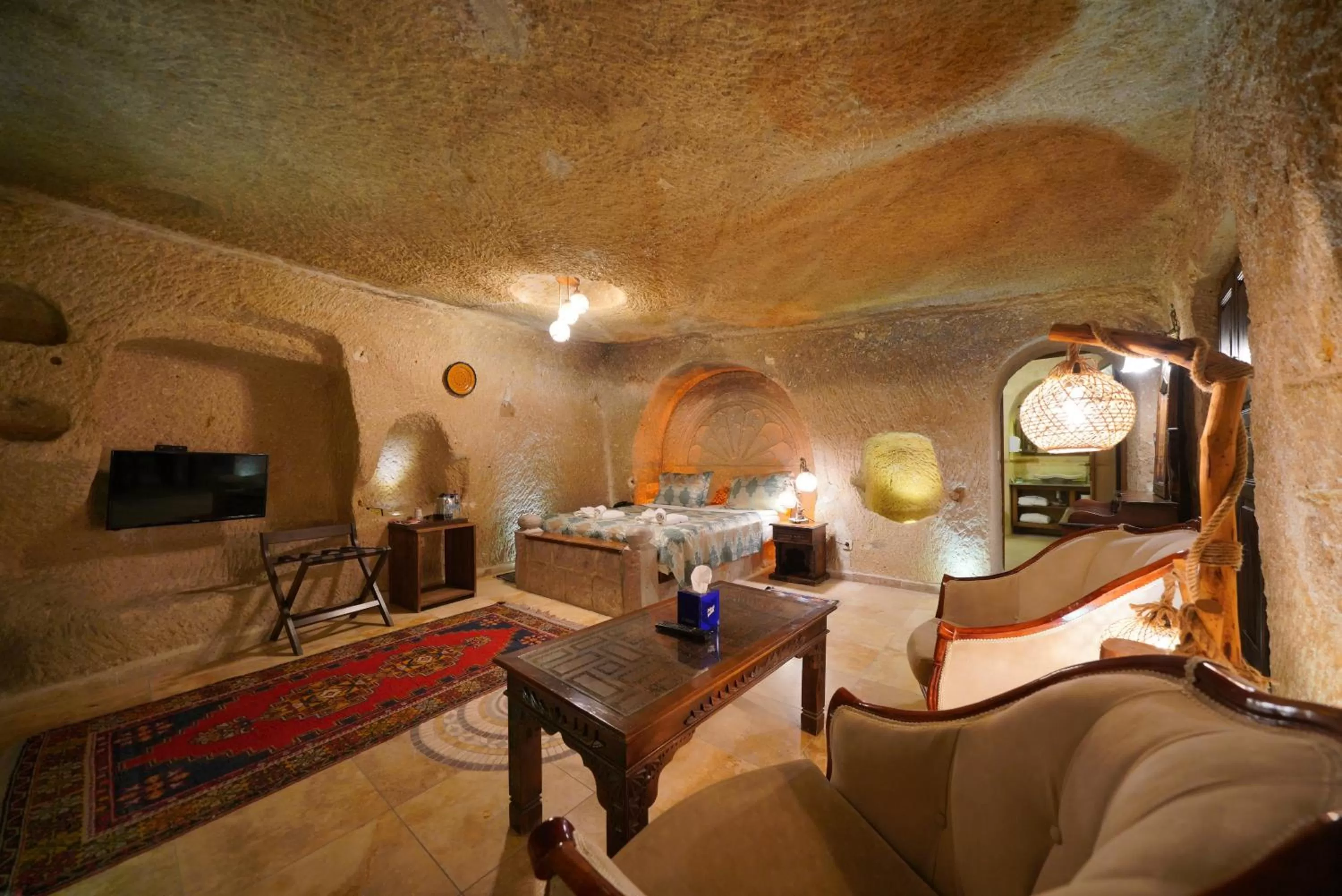 Communal lounge/ TV room, Bed in Shoestring Cave House