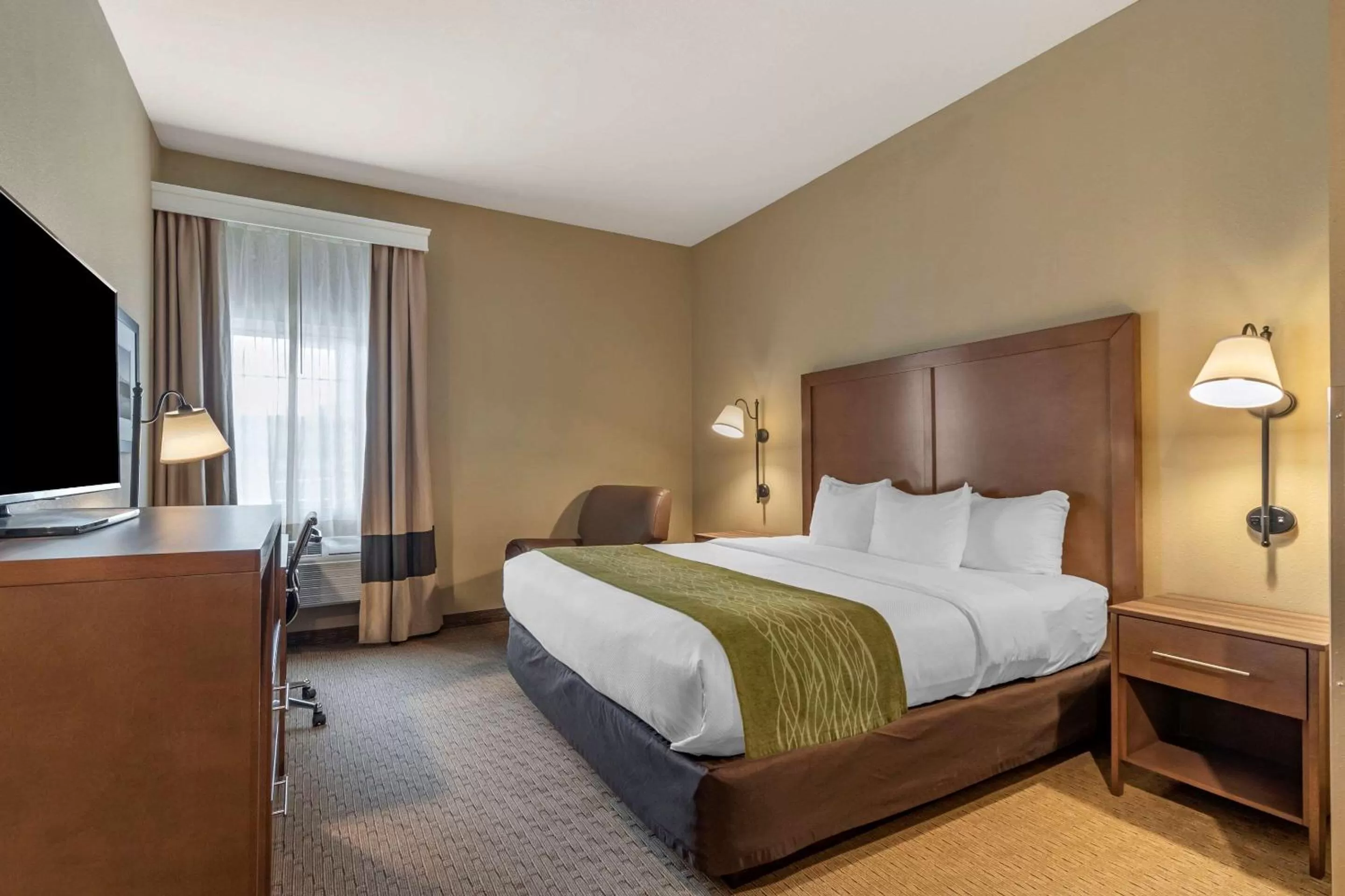 Photo of the whole room, Bed in Comfort Inn Warrensburg Station